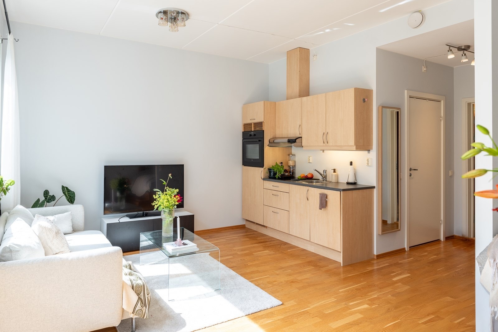 Sigdal kjøkken med integrerte hvitevarer som kjøleskap, stekeovn, platetopp og oppvaskmaskin som medfølger handelen. Galleribilde