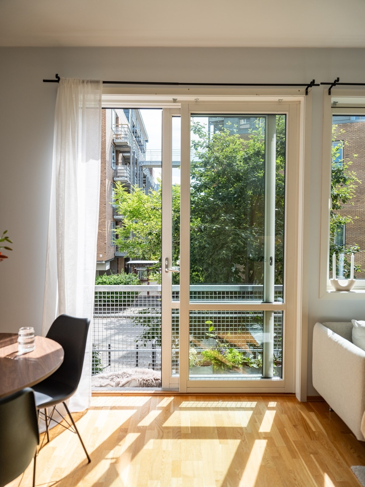 Leilighetens franske balkong ligger sørvendt til og byr på formiddag- og ettermiddagssol. Rikelig av naturlig lysinnslipp fra store vindusflater . Galleribilde