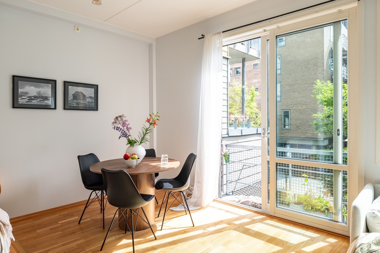 Det er skjermet innsyn inn i leiligheten til tross for beliggenhet i 2. etasje. Galleribilde