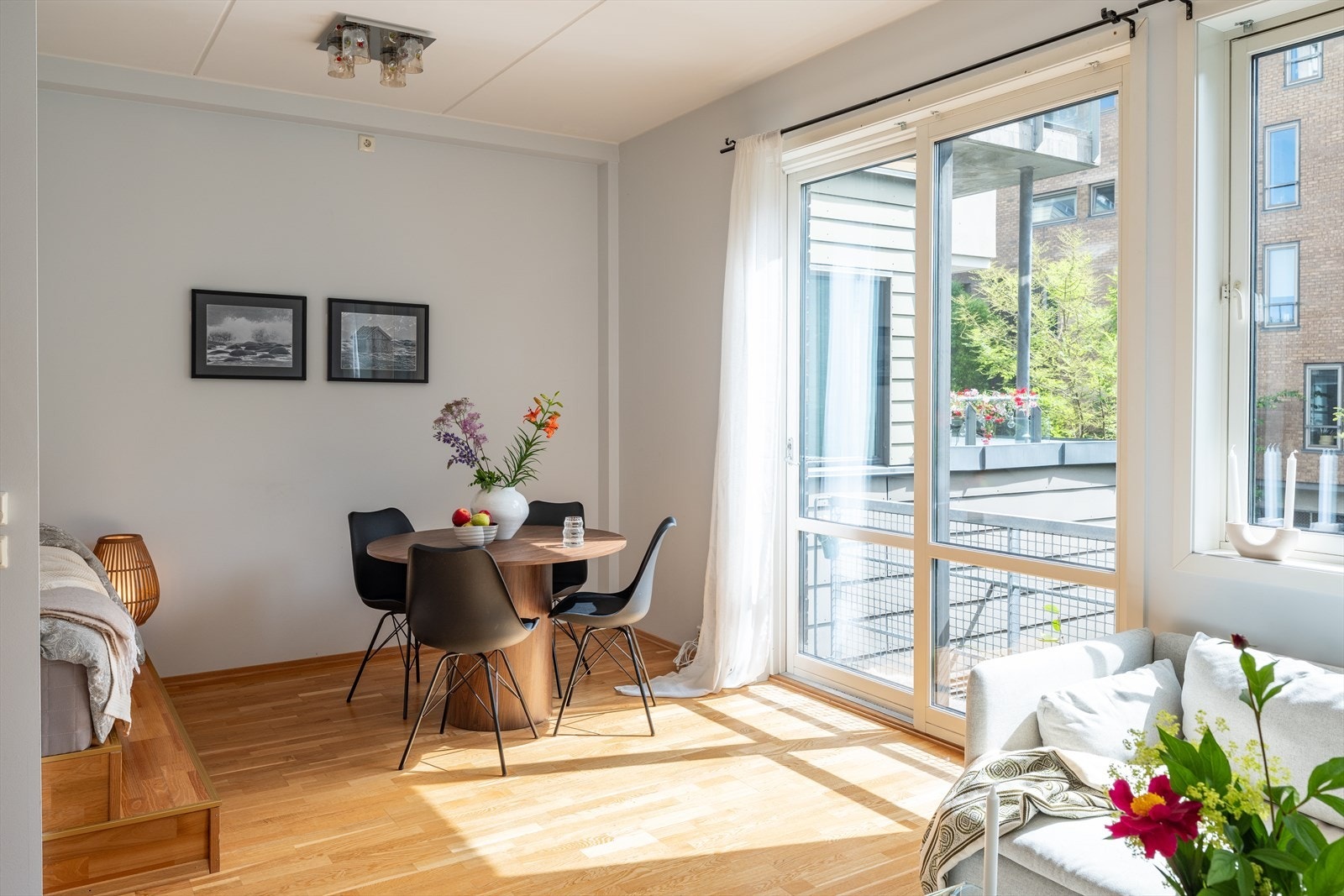 Generøs takhøyde og gode materialvalg skaper en lys og luftig atmosfære som åpner opp og utvider romfølelsen. Galleribilde