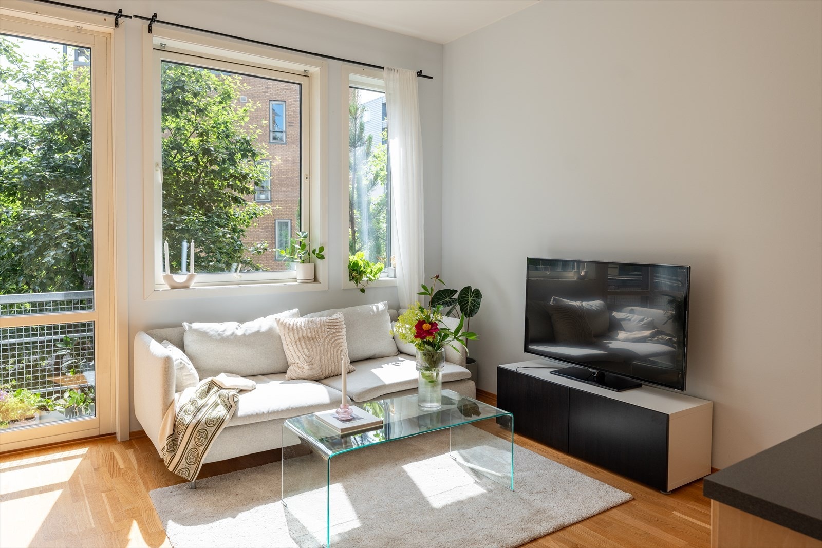 Felleskostnadene inkluderer blant annet fjernvarme, TV, internett, betjening av andel fellesgjeld, kommunale avgifter, felles byggningsforsikring og diverse vedlikehold/drift iht. regnskap. Galleribilde