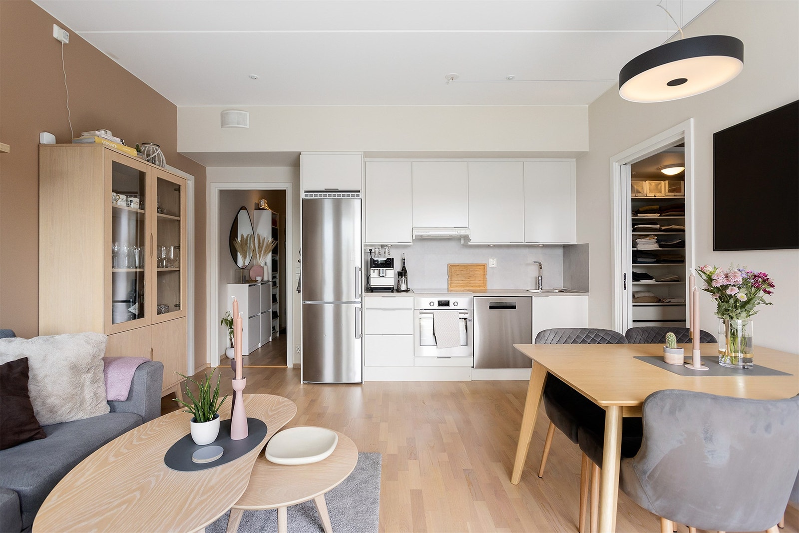 Flott stue med åpen kjøkken-løsning. Galleribilde