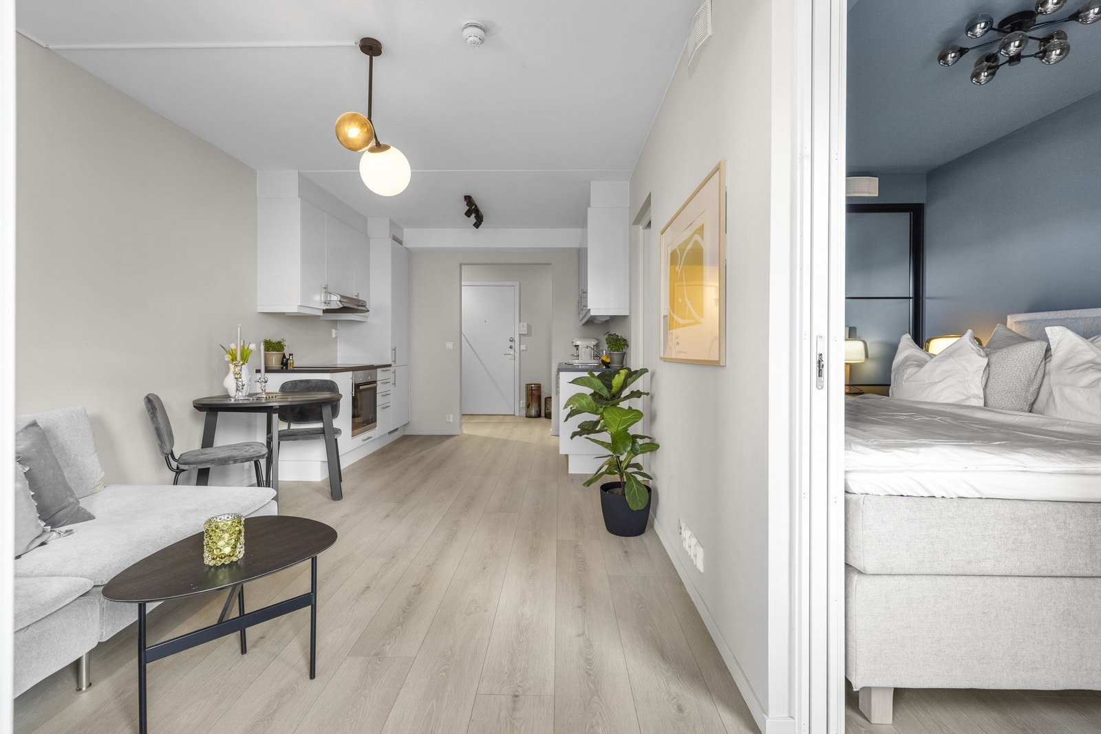 To innganger til soverommet og det er plass til mediemøbel på veggen mellom skyvedørene Galleribilde