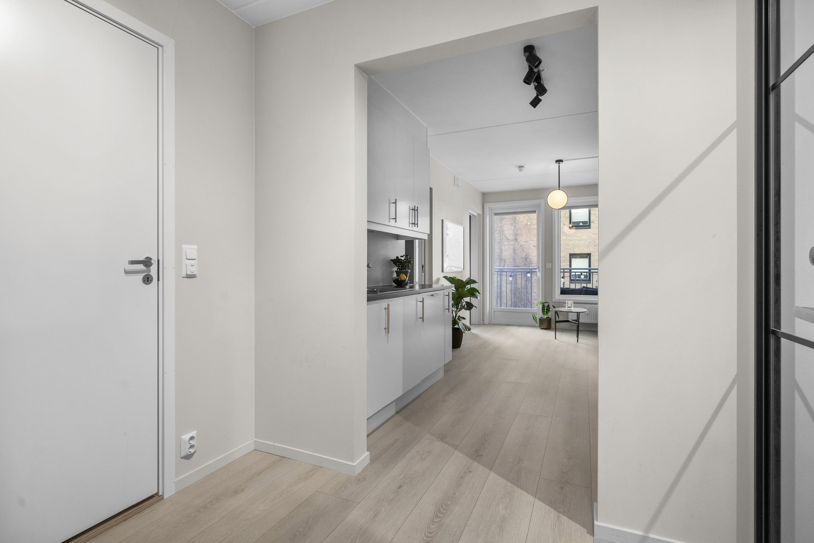 Entré med garderobe og adgang til baderom Galleribilde