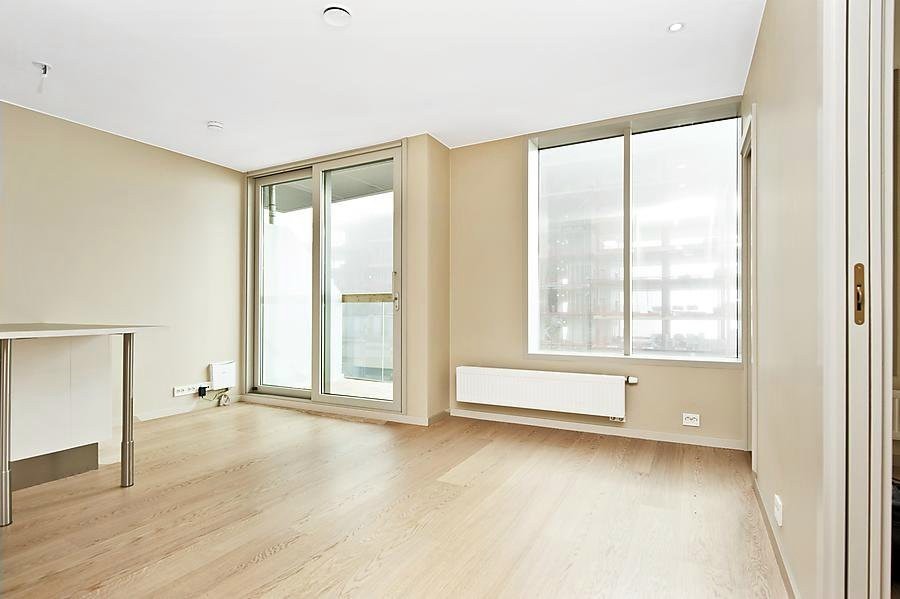 Åpen stue-og kjøkkenløsning med utgang til balkong. Varmtvamm og fyring inkl. Galleribilde