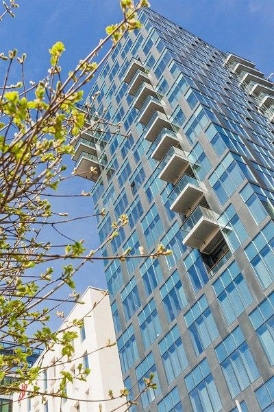 Moderne og stilren fasade midt i hjertet av Bjørvika. Galleribilde