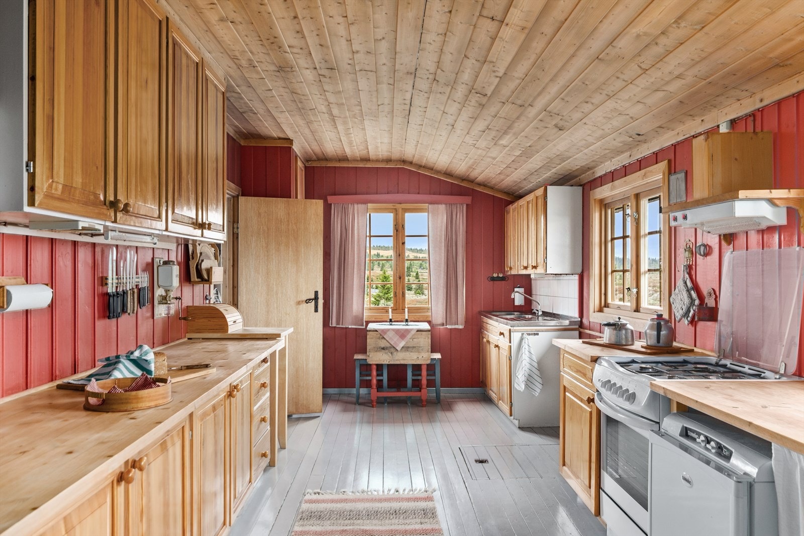 Selv uten innlagt strøm, er det gode tekniske løsninger på hytta. Galleribilde