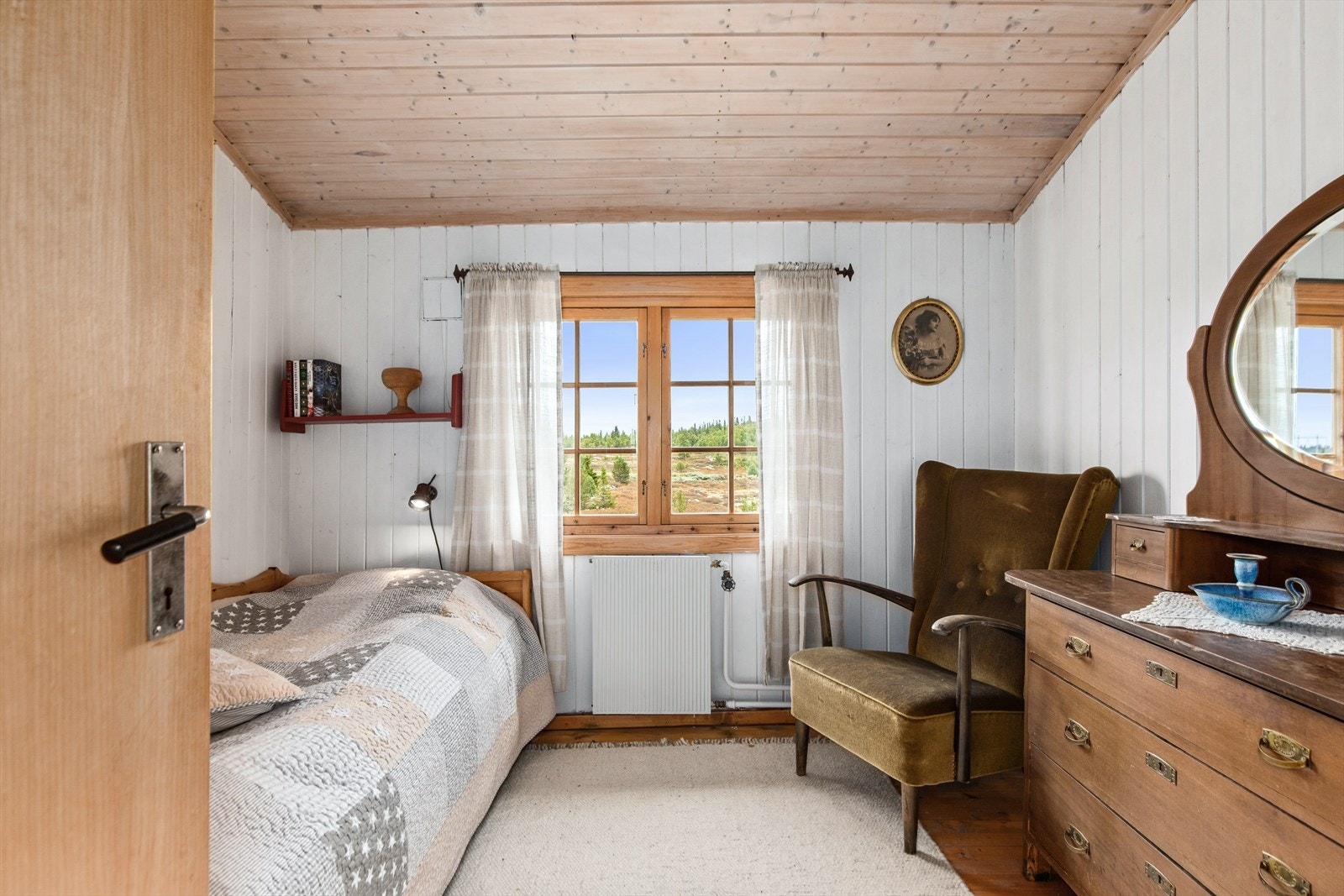 Hovedbygget kan skilte med hele 15 soverom, to store stuer og et romslig kjøkken. Galleribilde