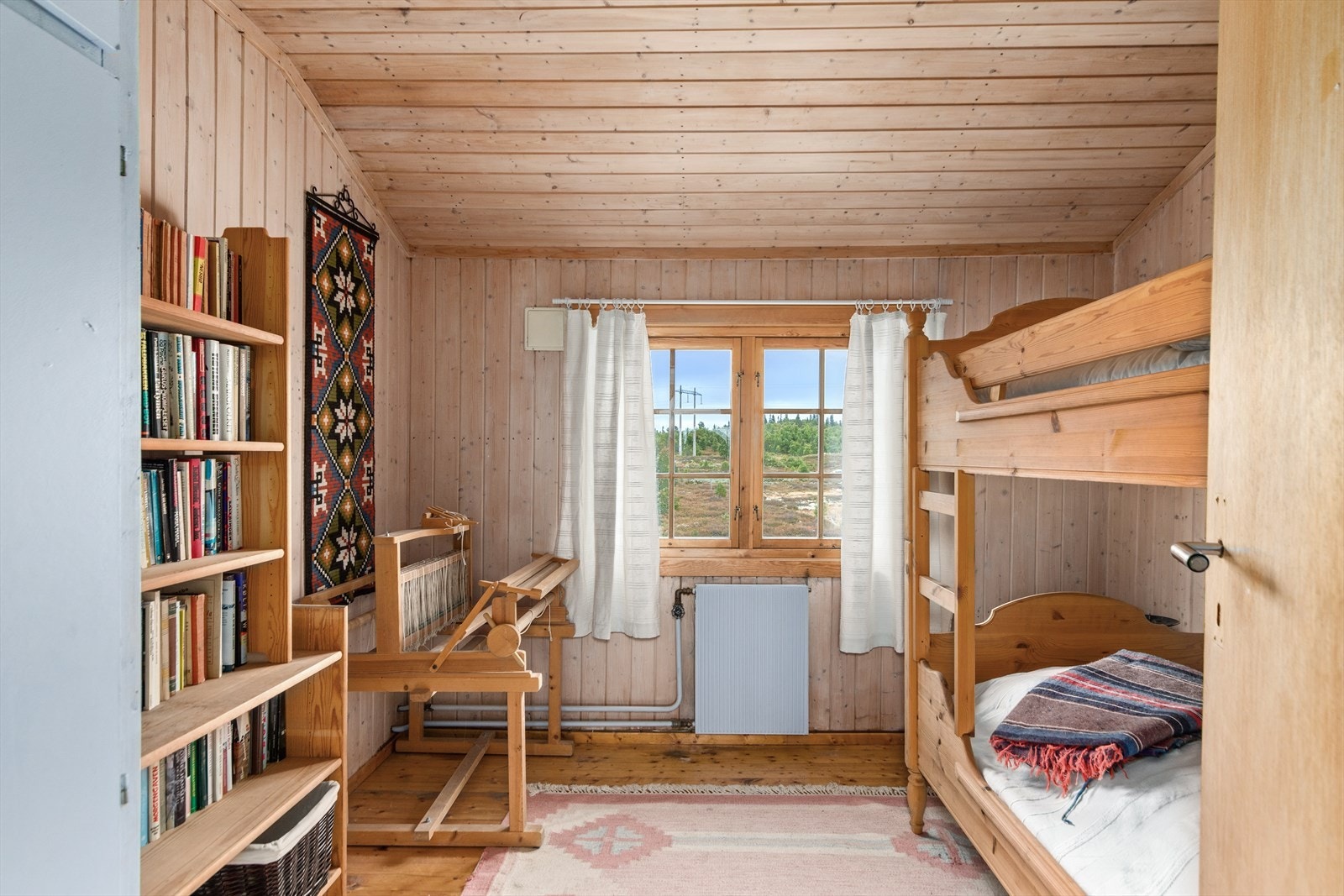 Hovedbygget kan skilte med hele 15 soverom, to store stuer og et romslig kjøkken Galleribilde