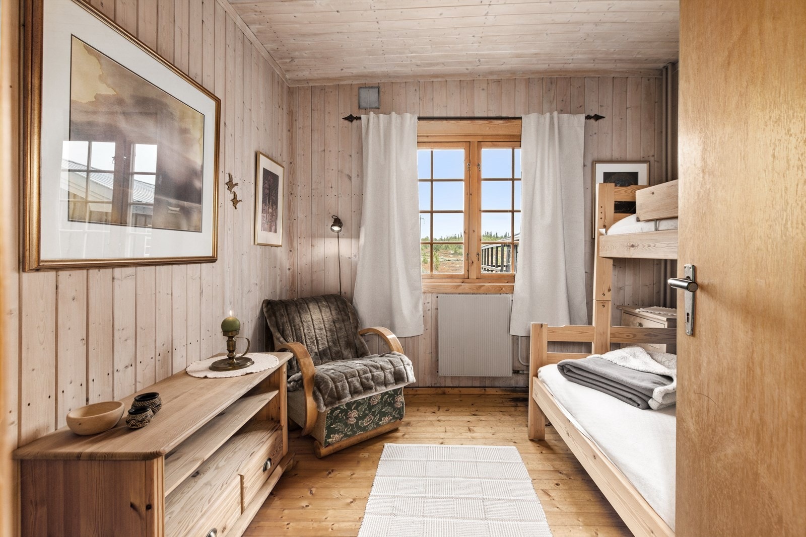 Hovedbygget kan skilte med hele 15 soverom, to store stuer og et romslig kjøkken. Galleribilde