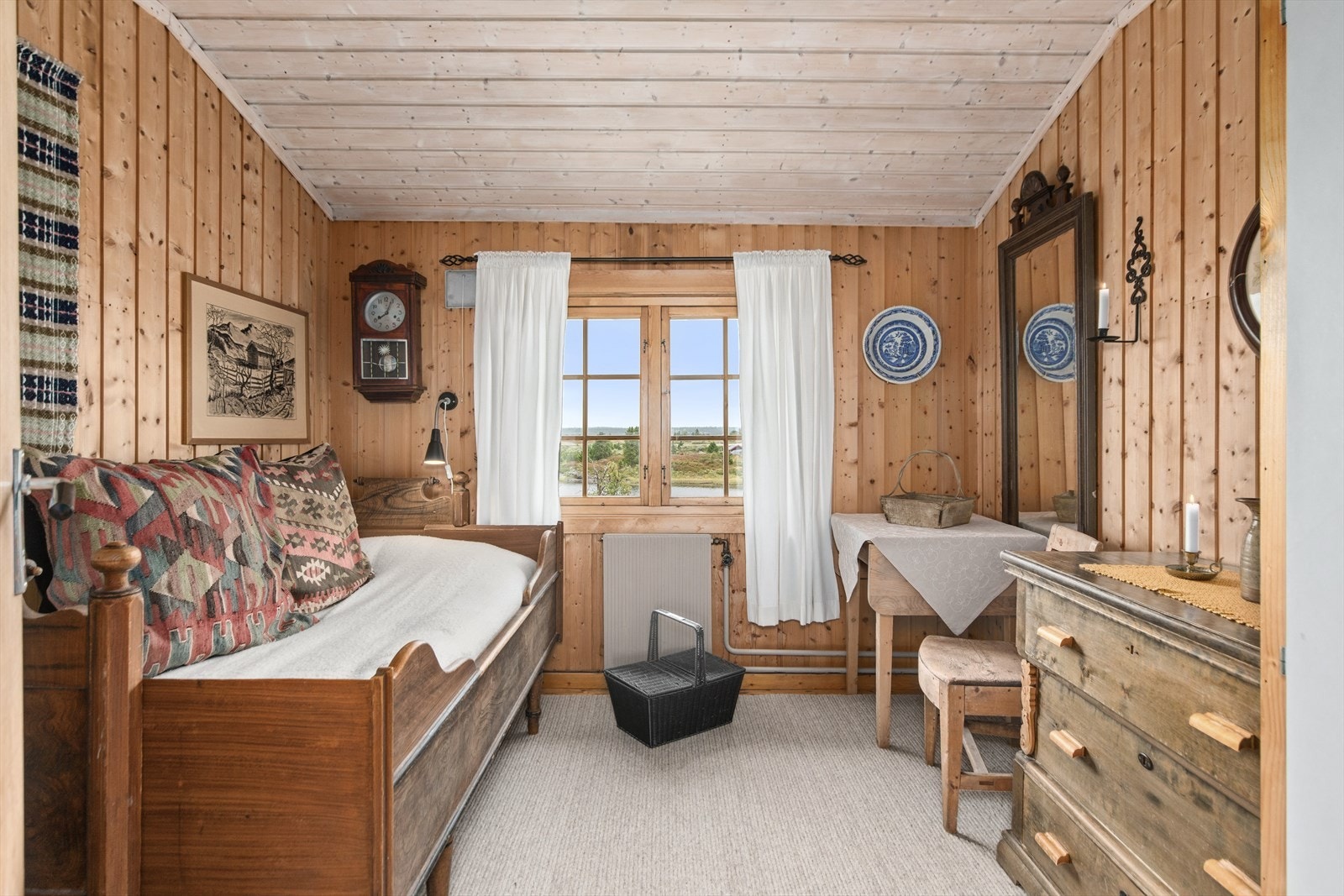 Hovedbygget kan skilte med hele 15 soverom, to store stuer og et romslig kjøkken Galleribilde