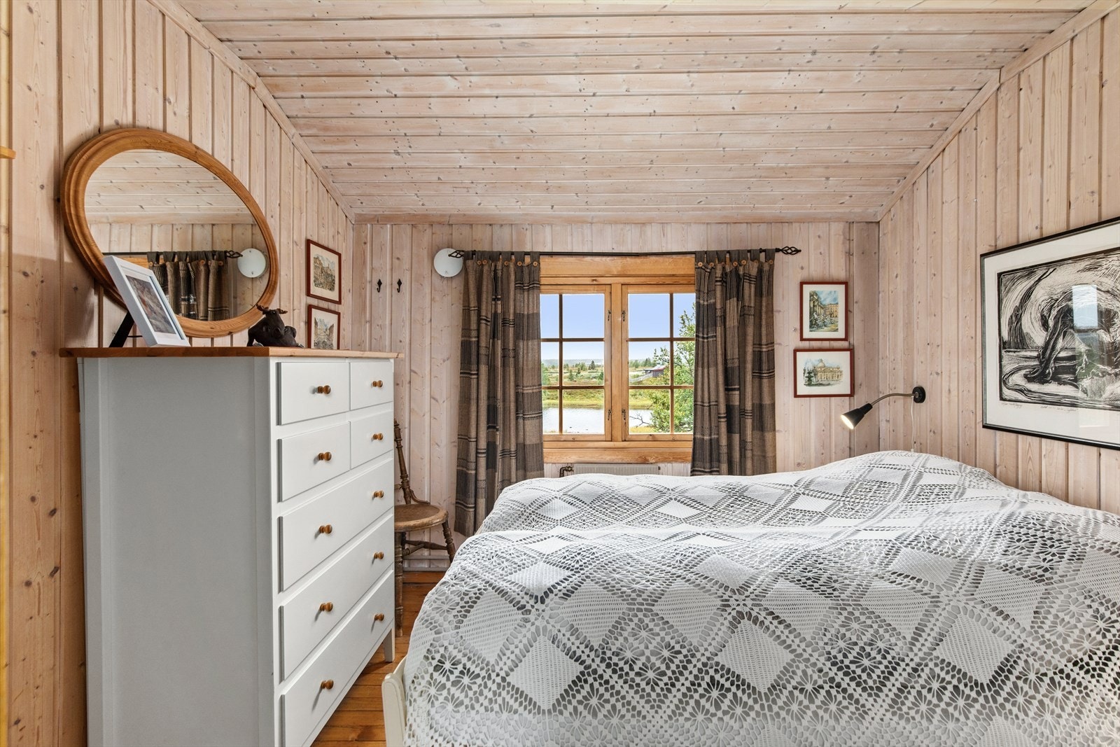 Hovedbygget kan skilte med hele 15 soverom, to store stuer og et romslig kjøkken Galleribilde