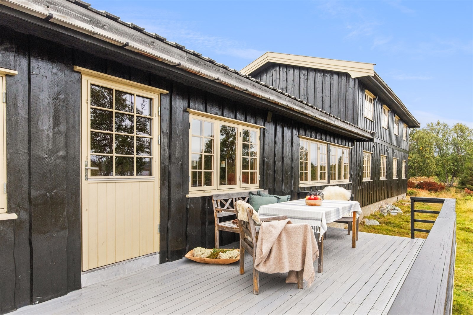 Uteplass utenfor stuen i hovedbygget. Galleribilde