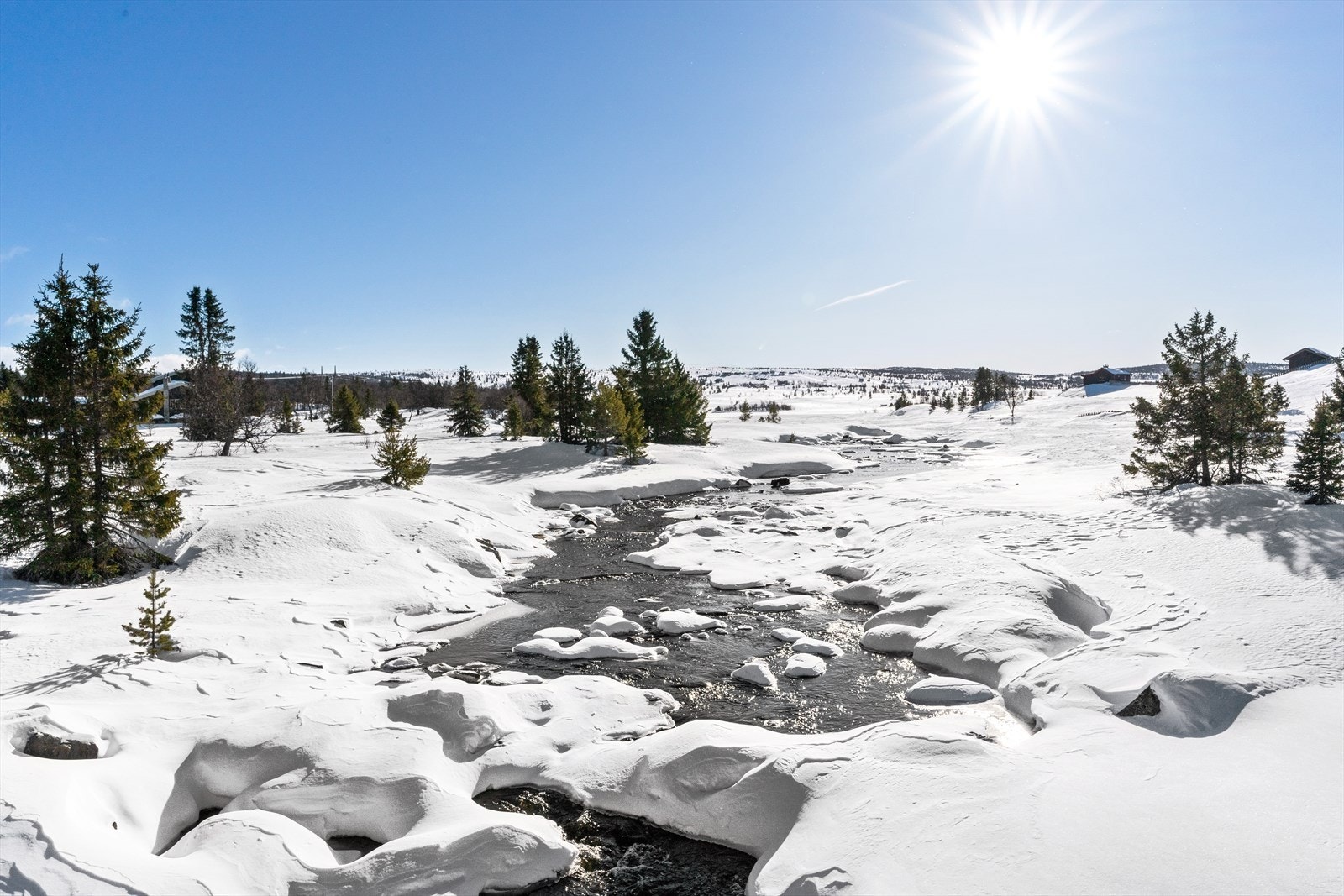 Fiske- og badevann like i nærheten. Langrennsløyper kun 200 meter unna, og 10 min kjøring til skitrekket på Gålå. Galleribilde