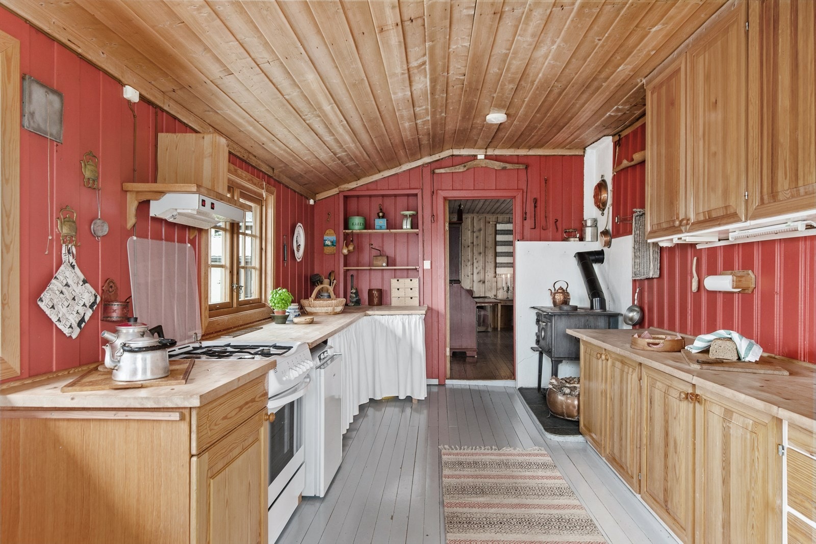 Koselig og funksjonelt kjøkken, med plass til å lage mat til mange. Galleribilde