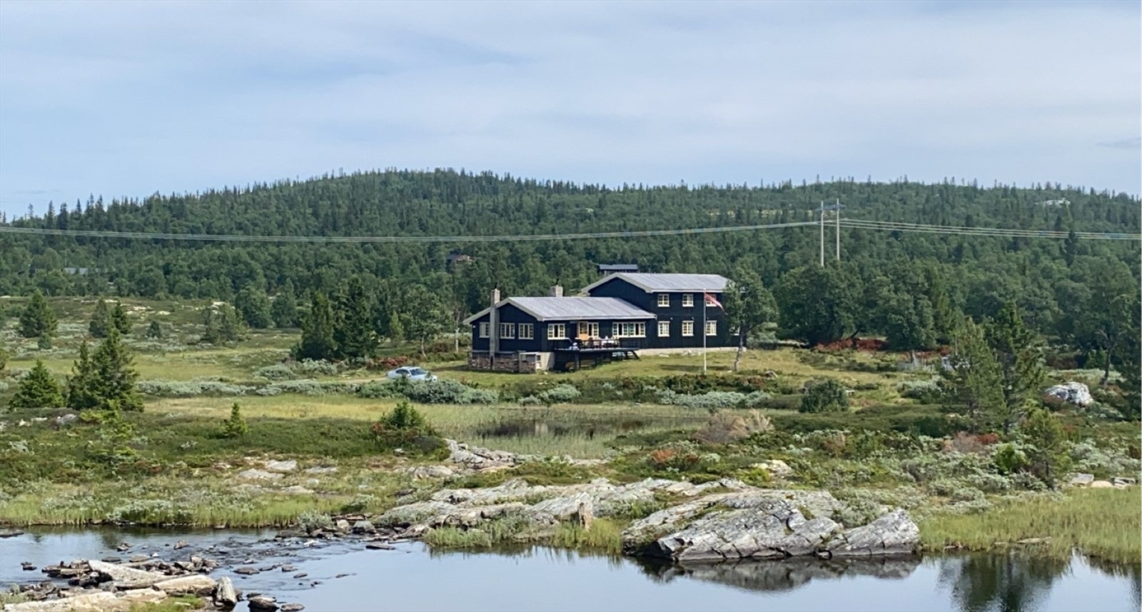 Hovedbygget kan skilte med hele 15 soverom, to store stuer og et romslig kjøkken, og eiendommen har også et anneks Galleribilde