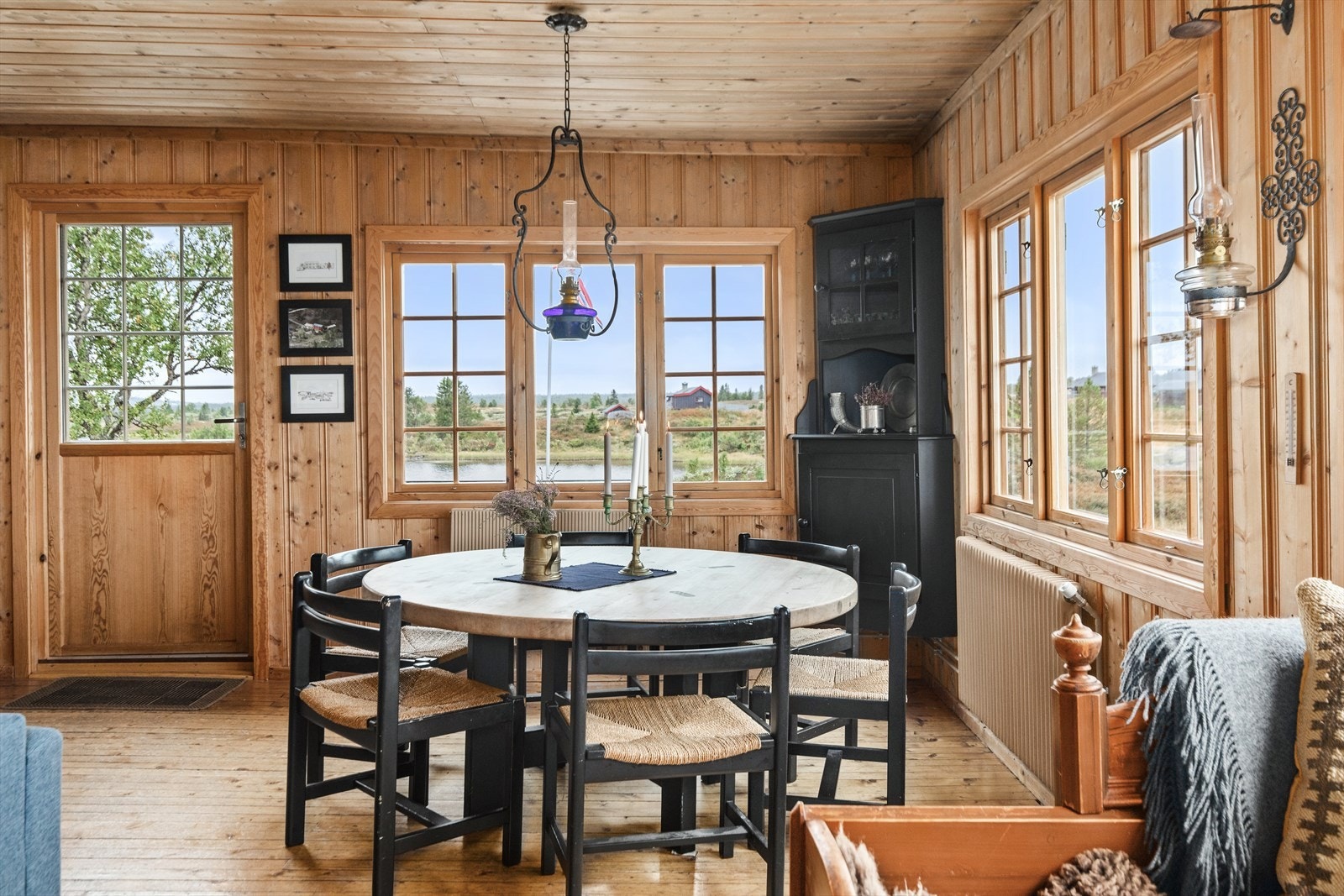 Stuene har god plass til flere spisebord og flere sittegrupper. Galleribilde