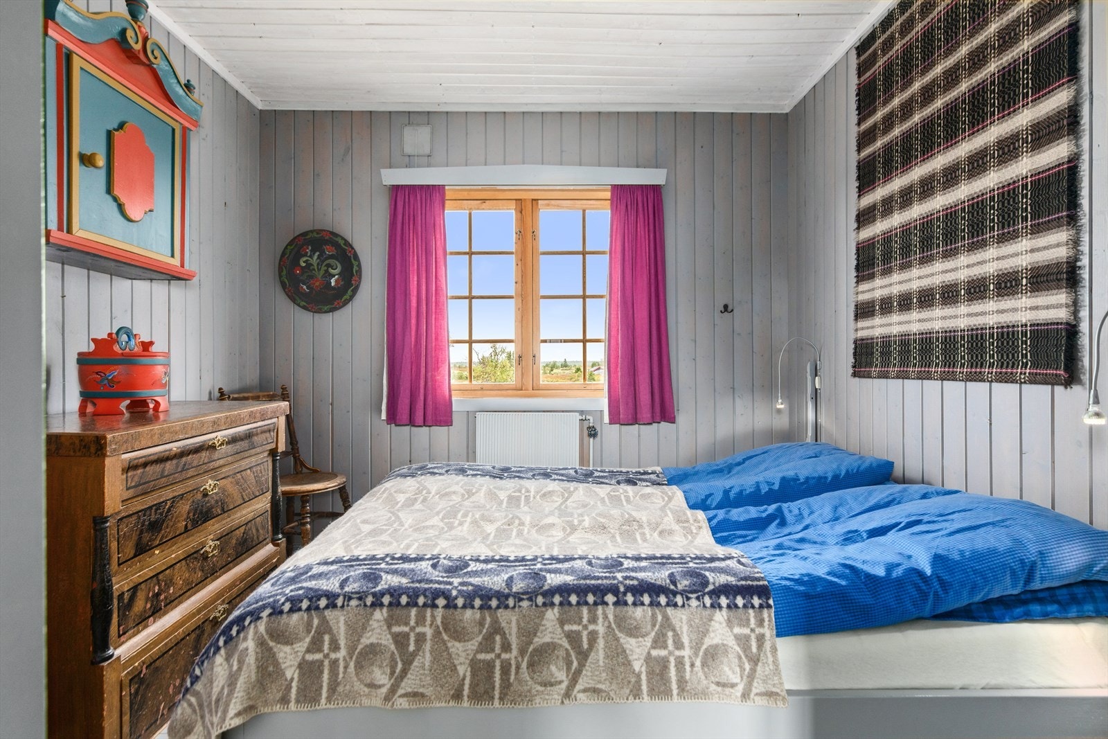 Hovedbygget kan skilte med hele 15 soverom, to store stuer og et romslig kjøkken Galleribilde