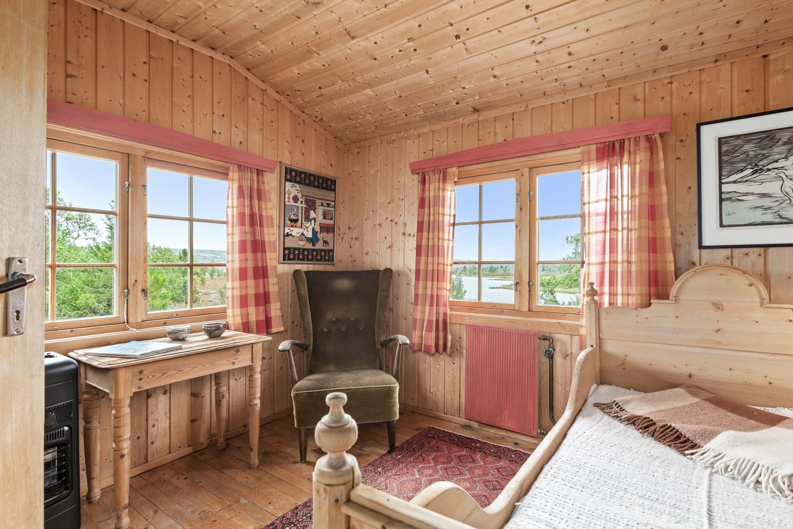 Hovedbygget kan skilte med hele 15 soverom, to store stuer og et romslig kjøkken Galleribilde