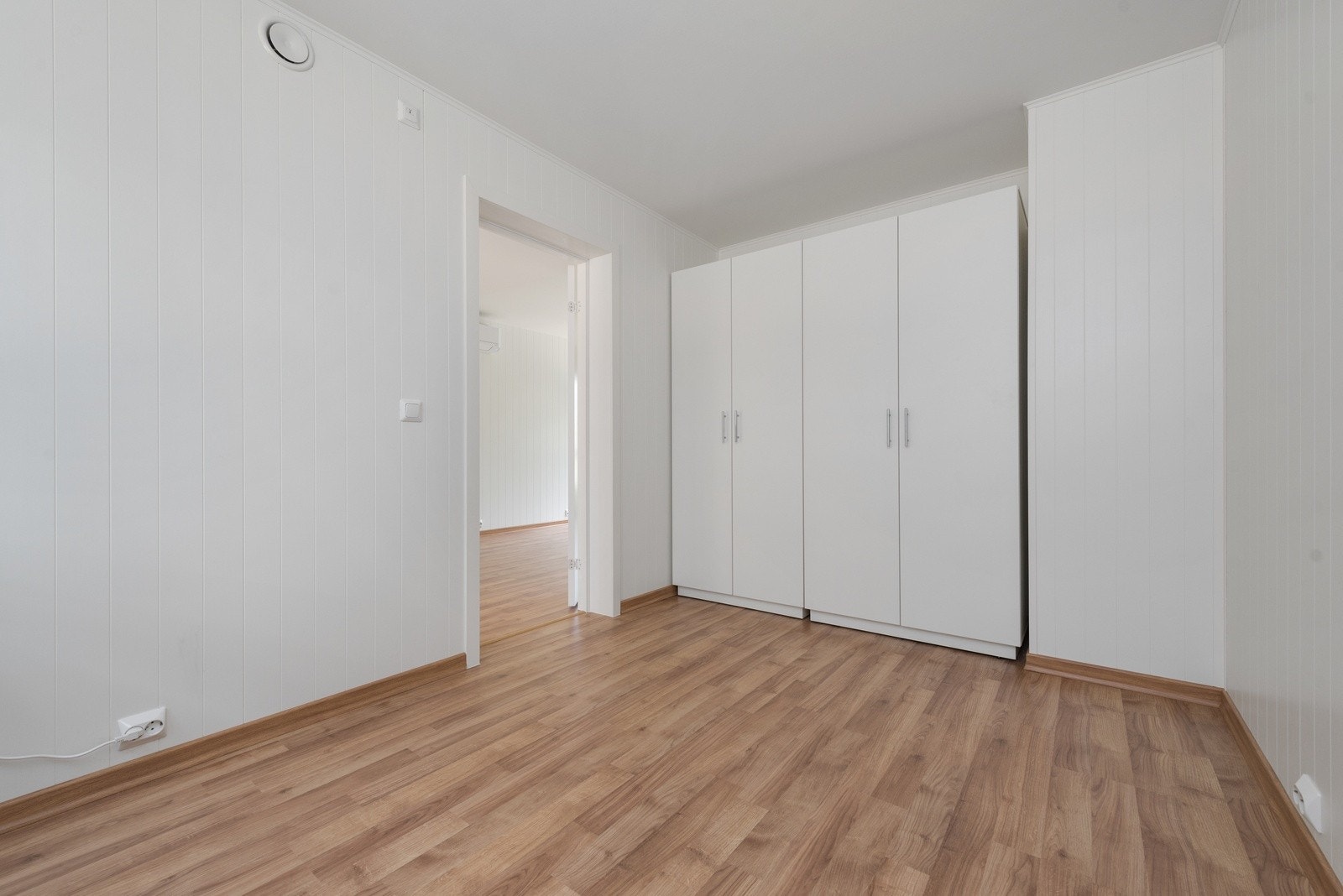 Soverommet har god plass til dobbeltseng. Garderobeskap følger med. Galleribilde