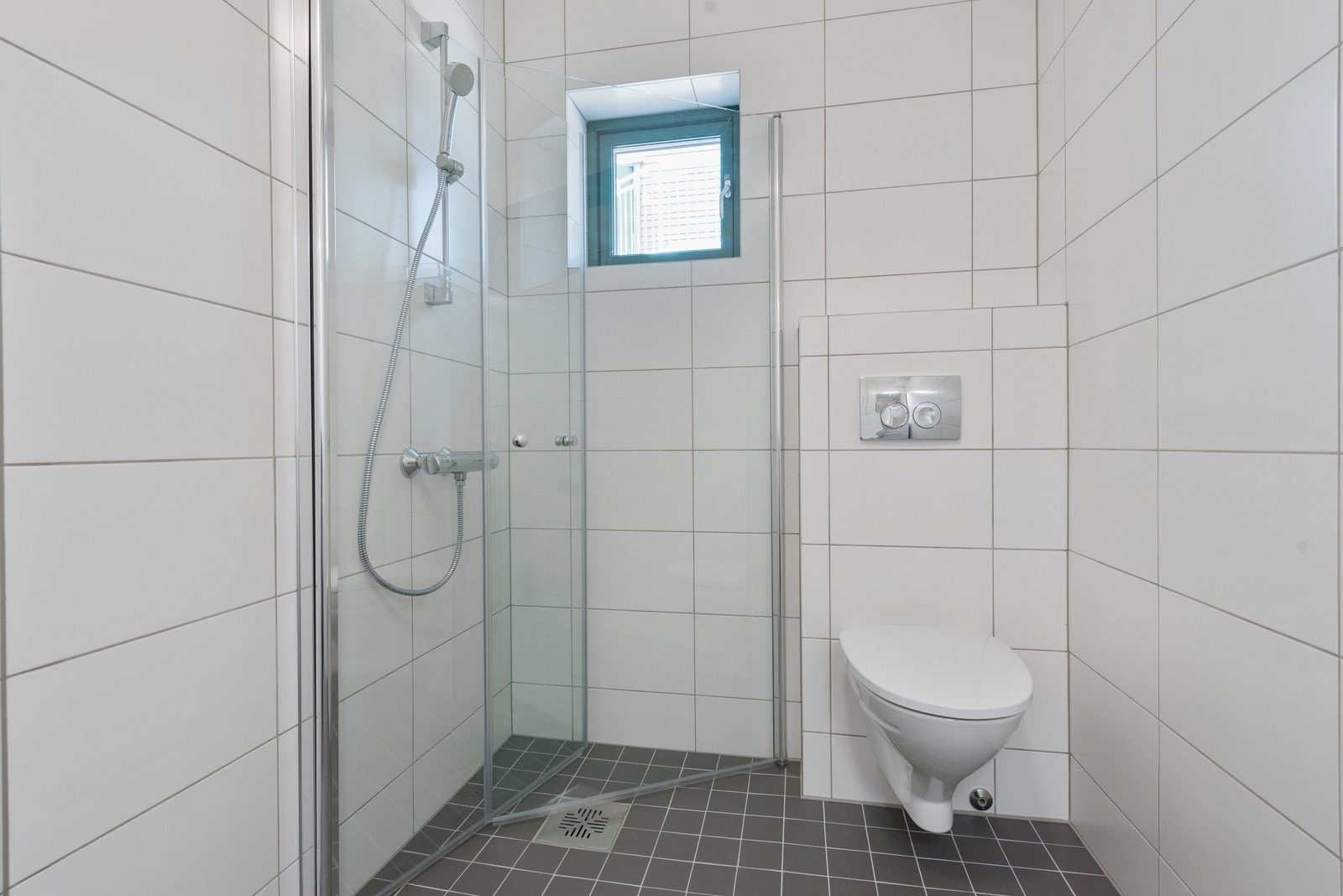 Boligen har et lyst og fint bad. Galleribilde