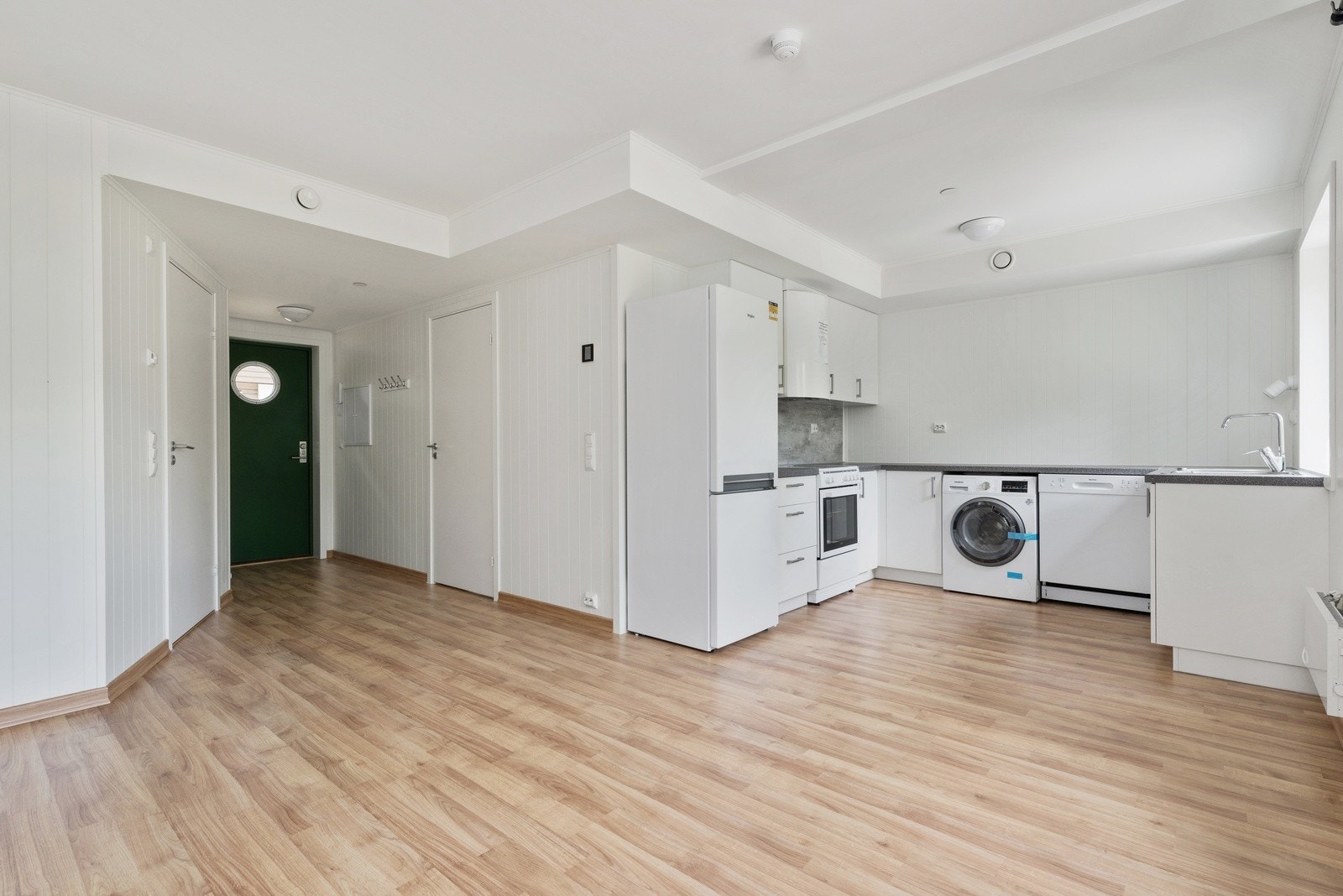 Stuen har åpen kjøkkenløsning med god plass til sofagruppe. Galleribilde