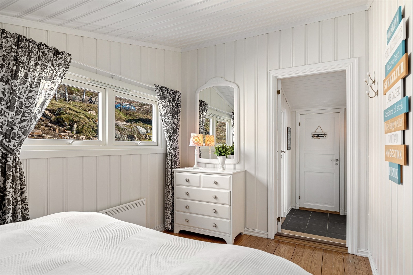 Soverom i 1.etg av god størrelse med plass til dobbeltseng og klesskap Galleribilde