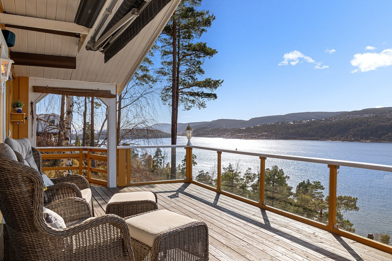 Her er det montert elektrisk markise med støttestag for stabilisering ved vind, som kan være praktisk når stolen står på som verst Galleribilde