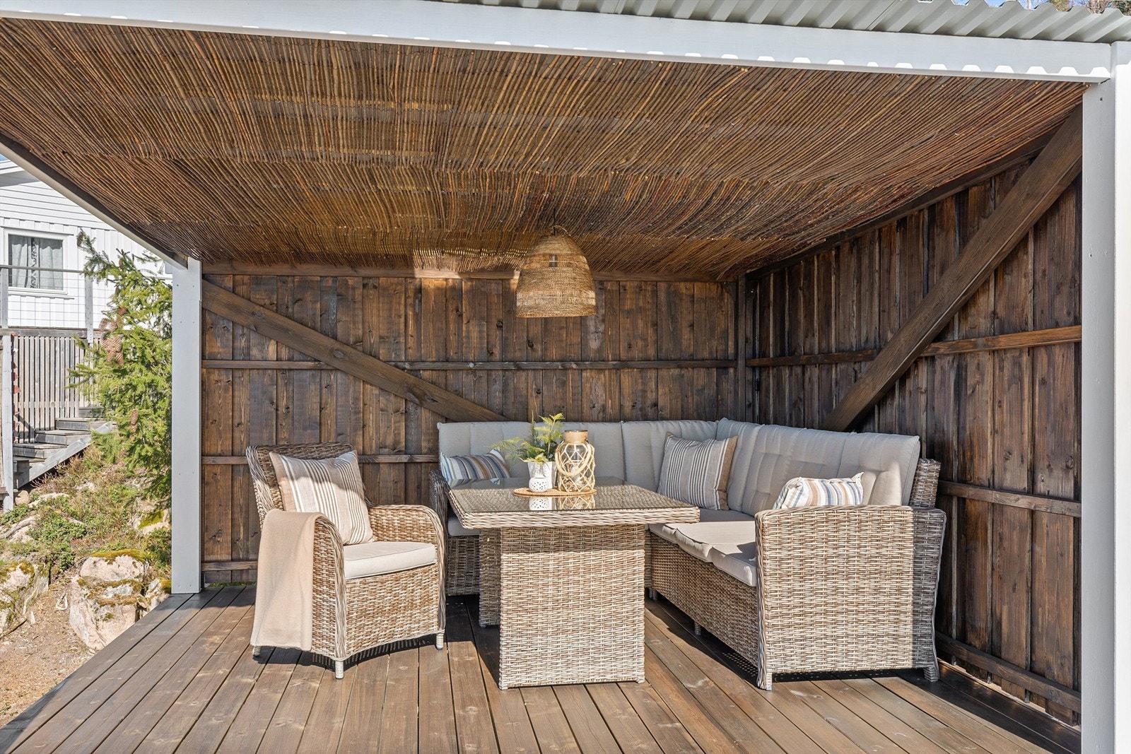 Plass til sofahjørne med bord eller eventuelt langbord for familie og venner Galleribilde