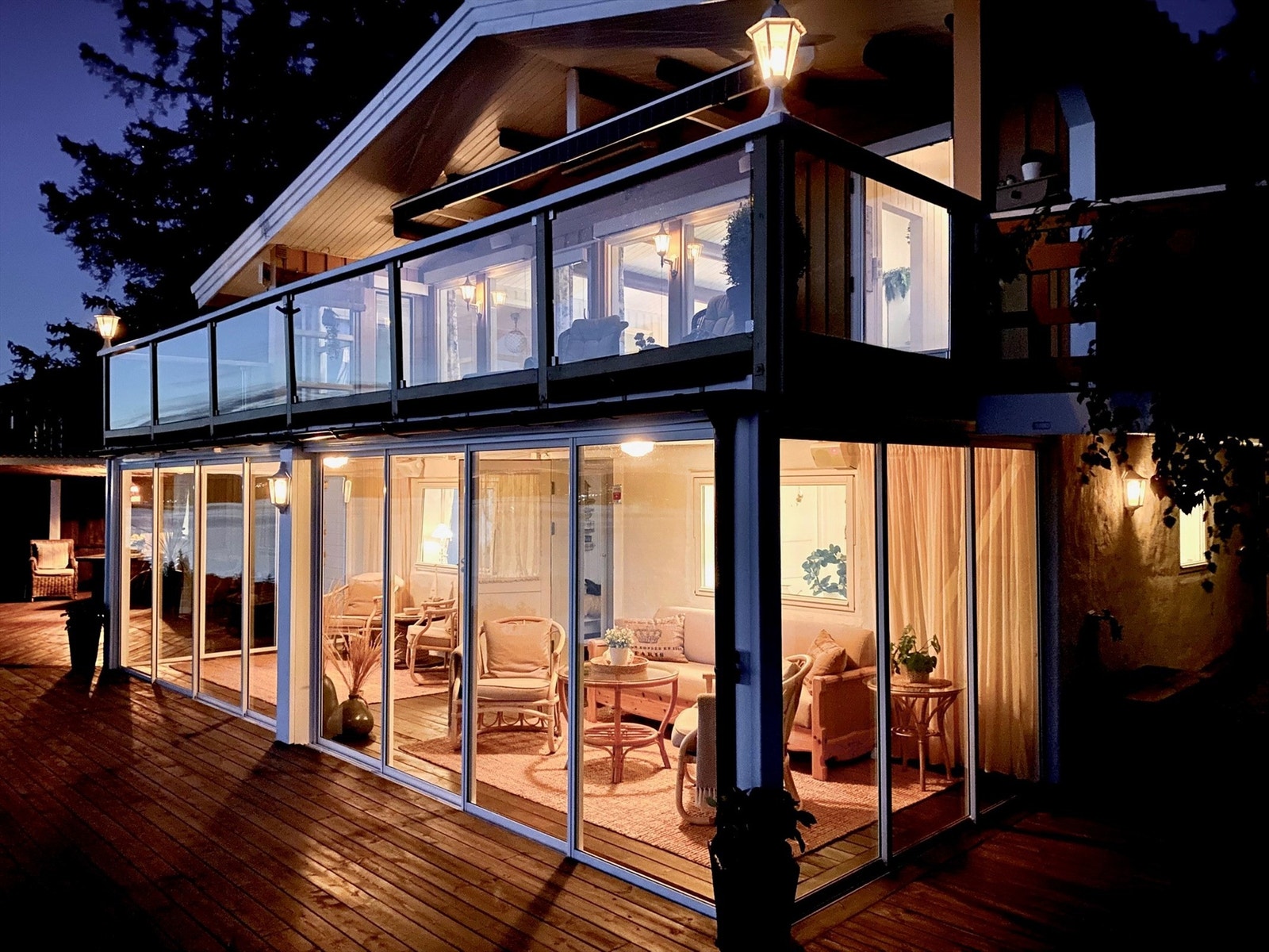 Kveldsbilde av innglasset terrasse Galleribilde