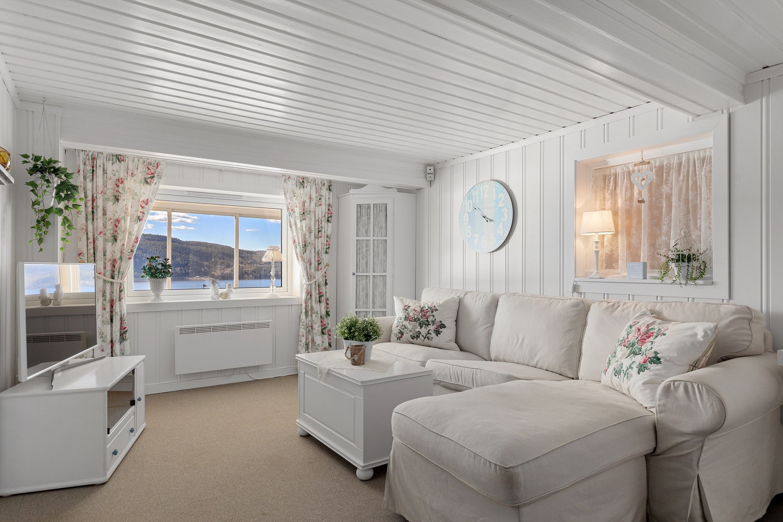 Tv-stue i underetasjen med plass til sofa, tilhørende møblementer og tv-seksjon Galleribilde