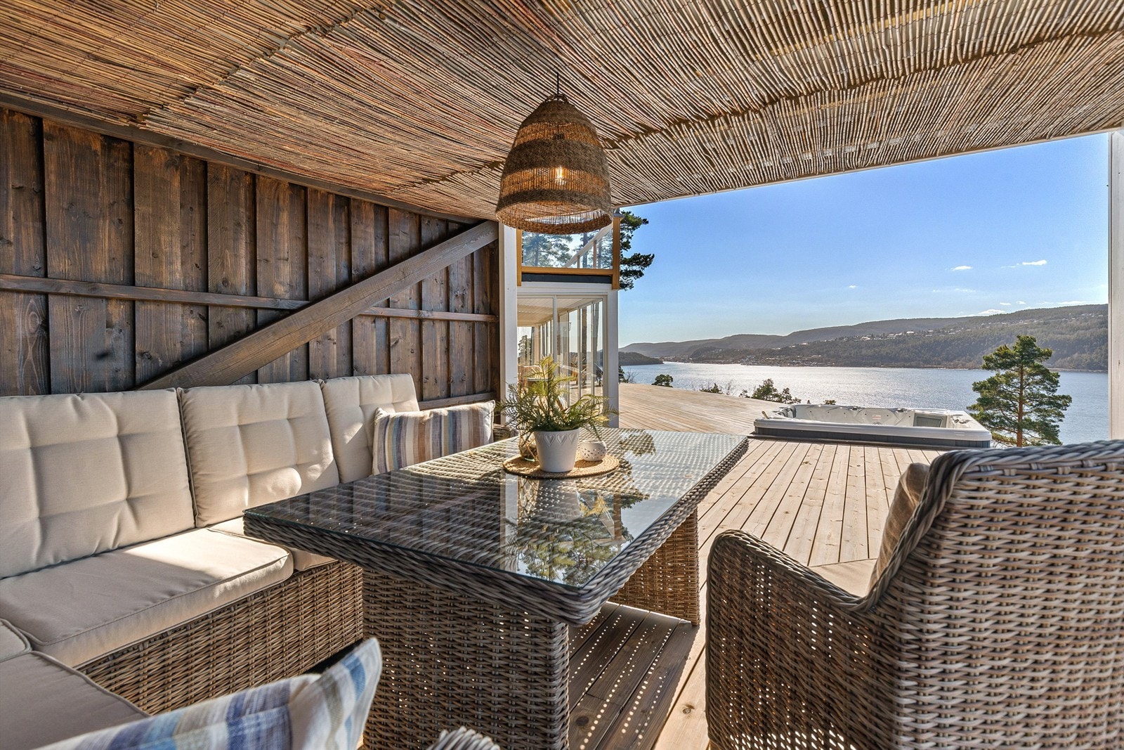 Pergola med tak er også etablert på terrassen i underetasjen. Her kan man også nyte sene kvelder og fantastiske solnedganger Galleribilde