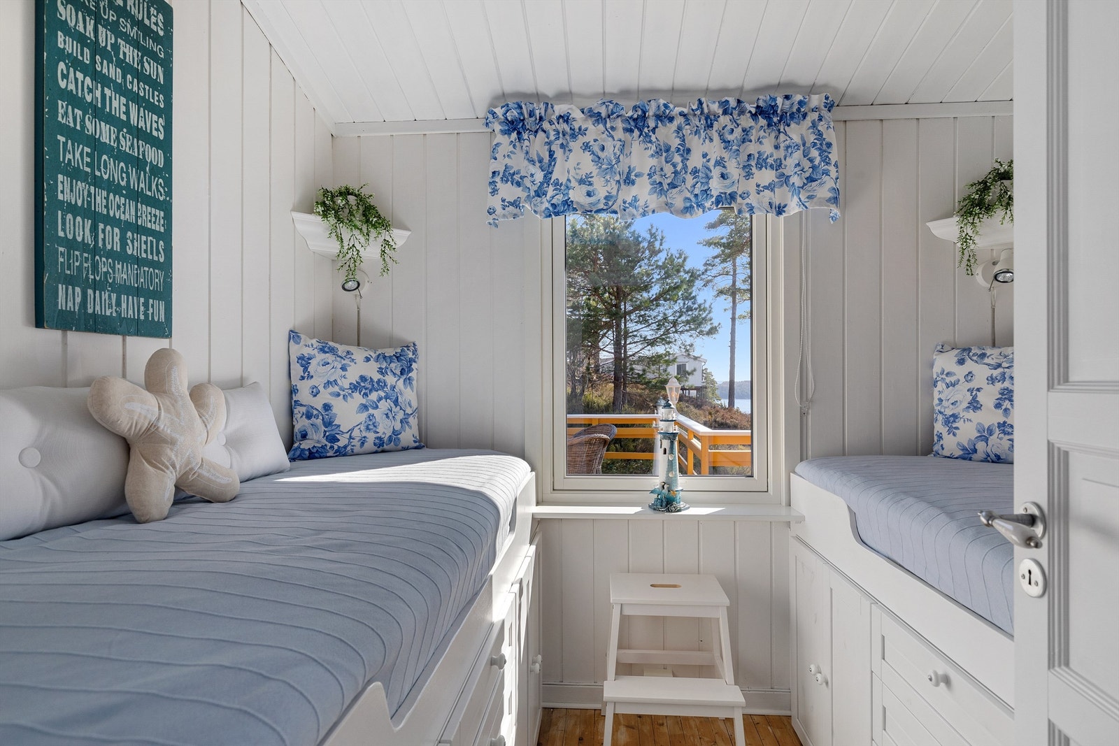 Soverom i 1.etg med 2 enkeltsenger og praktisk skapplass under sengene Galleribilde