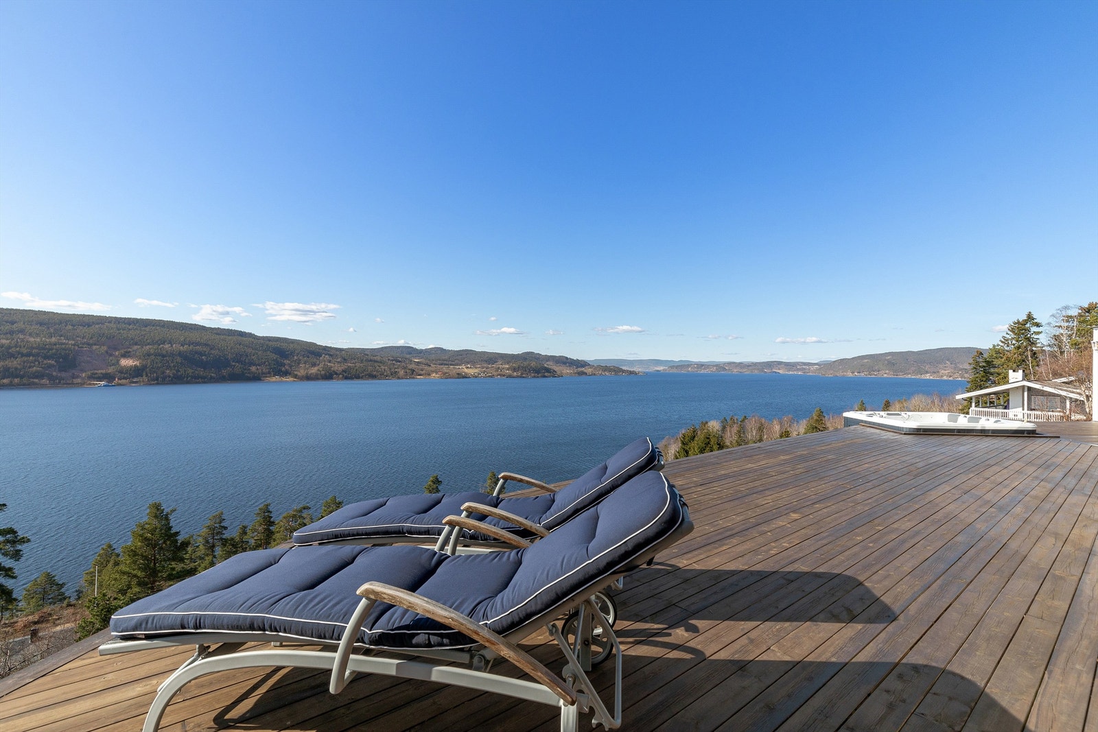 Hytta byr ikke bare på 180 kvm med terrasse, men også 180 grader med fjordutsikt Galleribilde