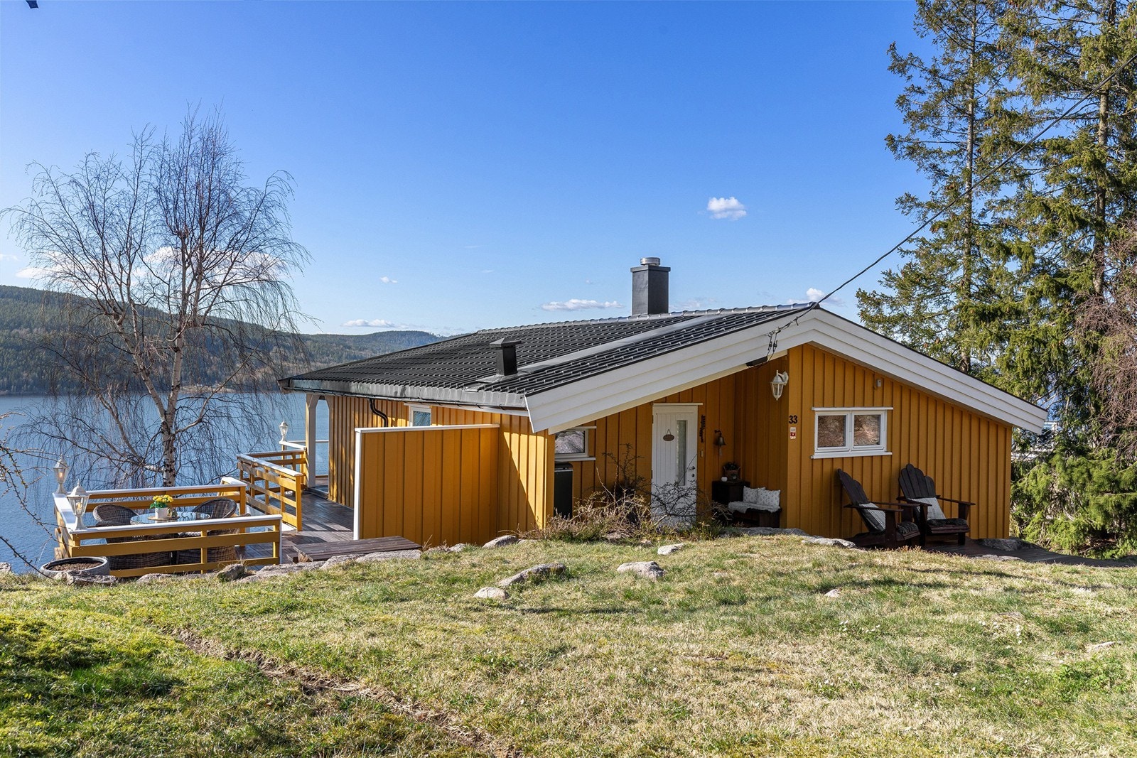 Hagedel og platting på baksiden av hytta Galleribilde