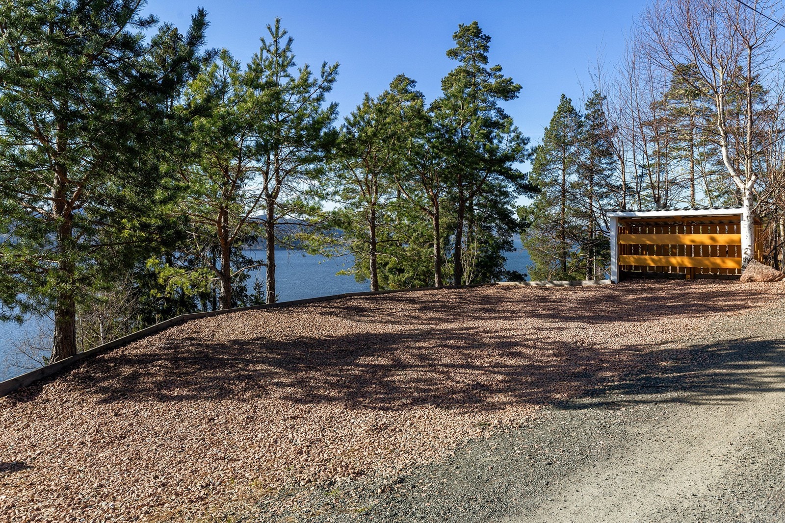 Parkeringsplass til 4 biler rett ovenfor hytta Galleribilde