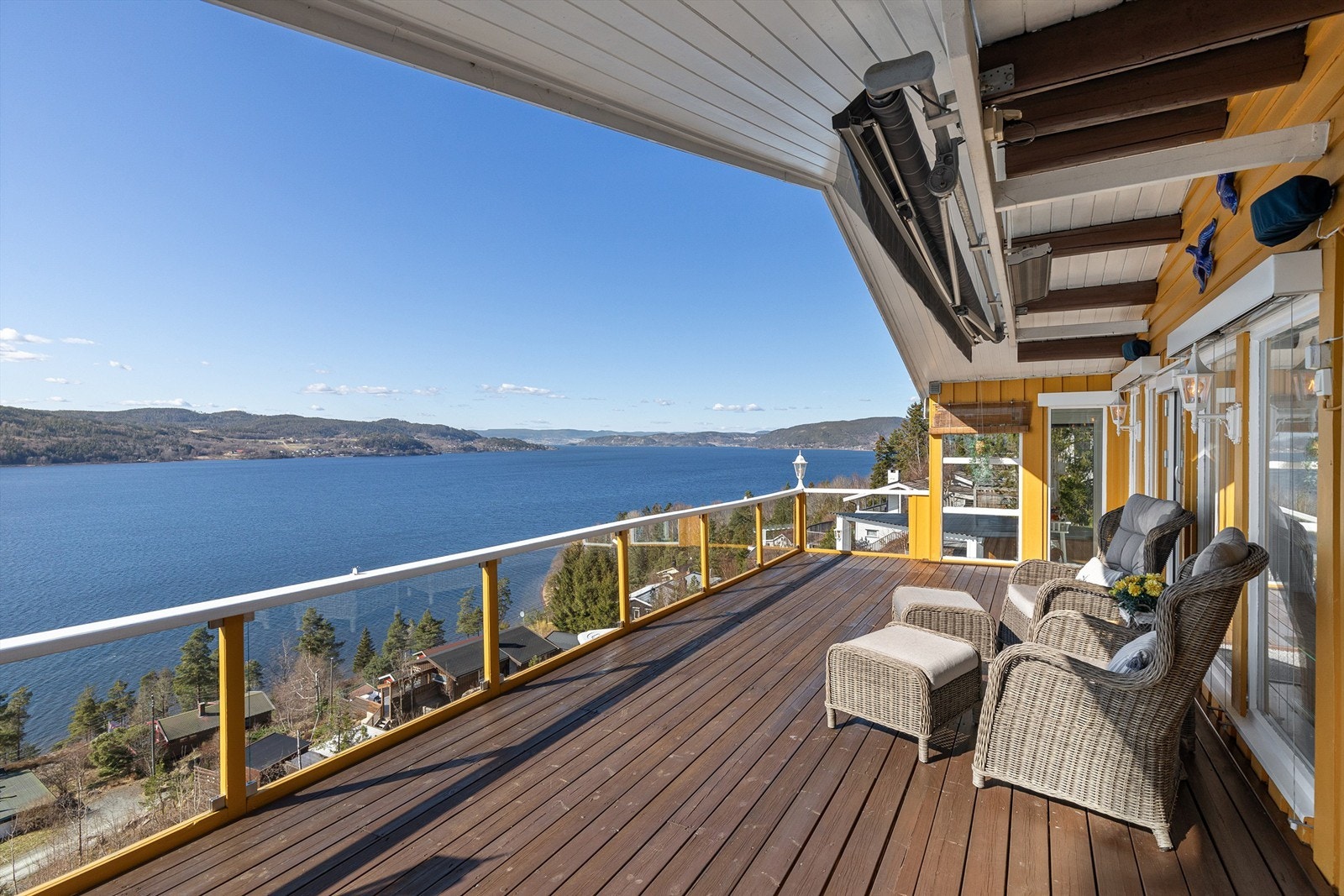 Terrassen er på ca 48 kvm. hvor utsikten taler for seg selv Galleribilde