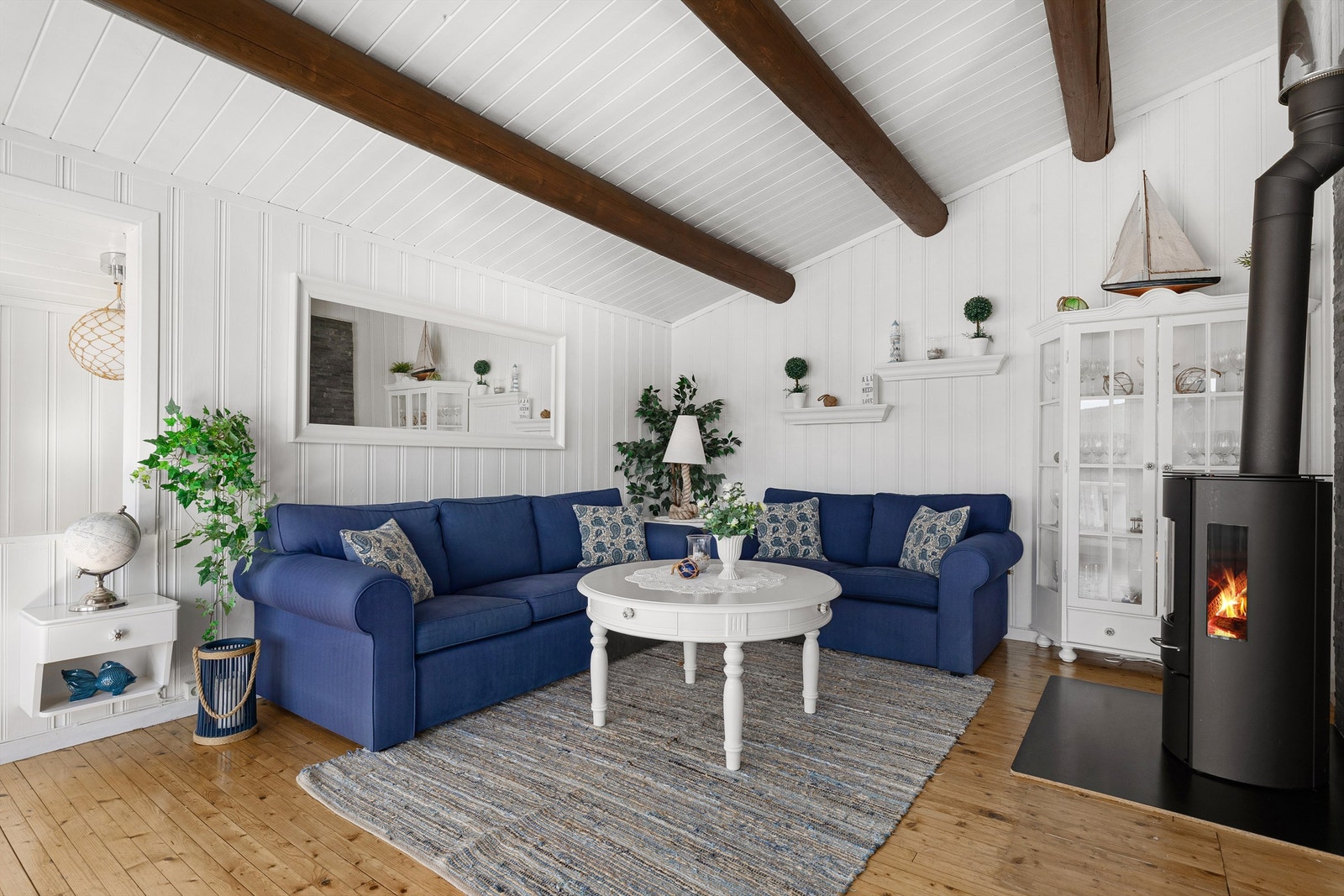 Godt med plass til sofagruppe i stuen i 1.etg. Peis som gir fra seg godt med varme på kaldere dager Galleribilde