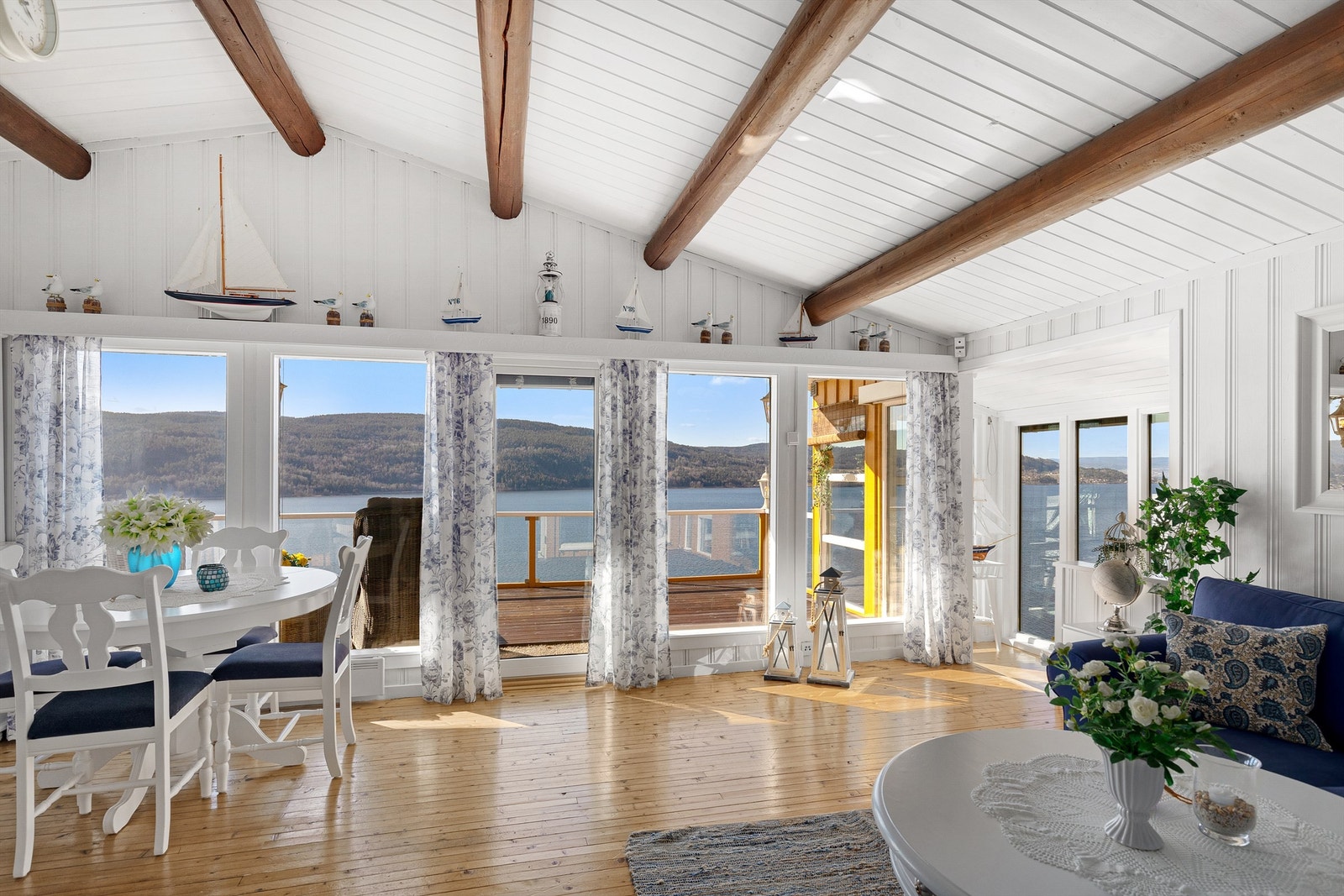 Store vindusflater som slipper inn rikelig med naturlig lys i tillegg til den nydelige utsikten. Utgang både herfra og fra kjøkkenet til en sydvestvendt terrasse Galleribilde