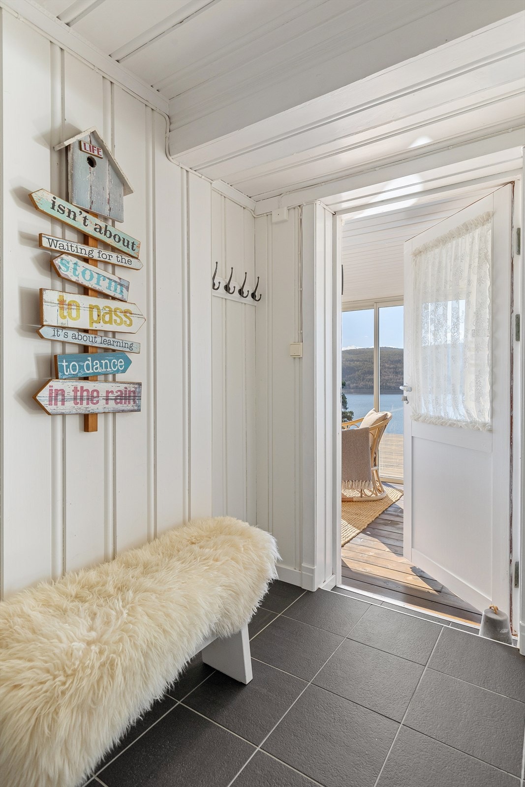 Gang mellom hovedsoverom og stue med utgang til innglasset terrasse Galleribilde