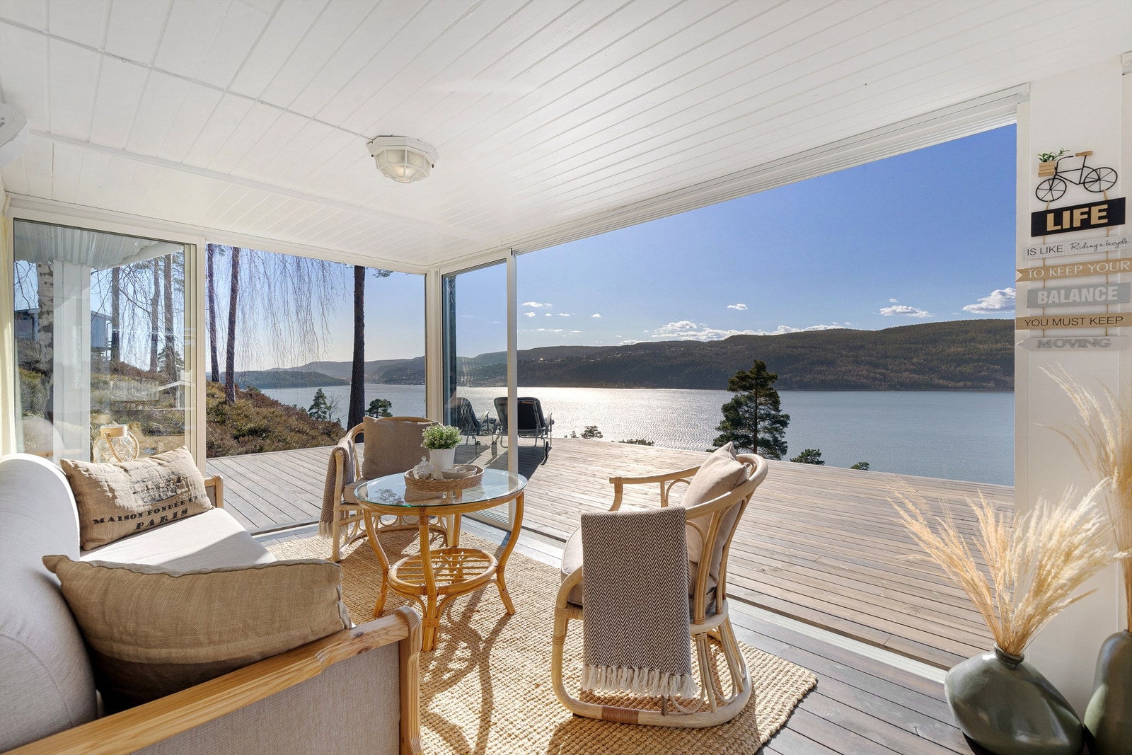 Det er montert skyvedører slik at man kan åpne helt opp, eventuelt få følelsen av å sitte ute på litt kaldere dager. Innglasseringen er ikke byggemeldt og godkjent hos kommunen Galleribilde