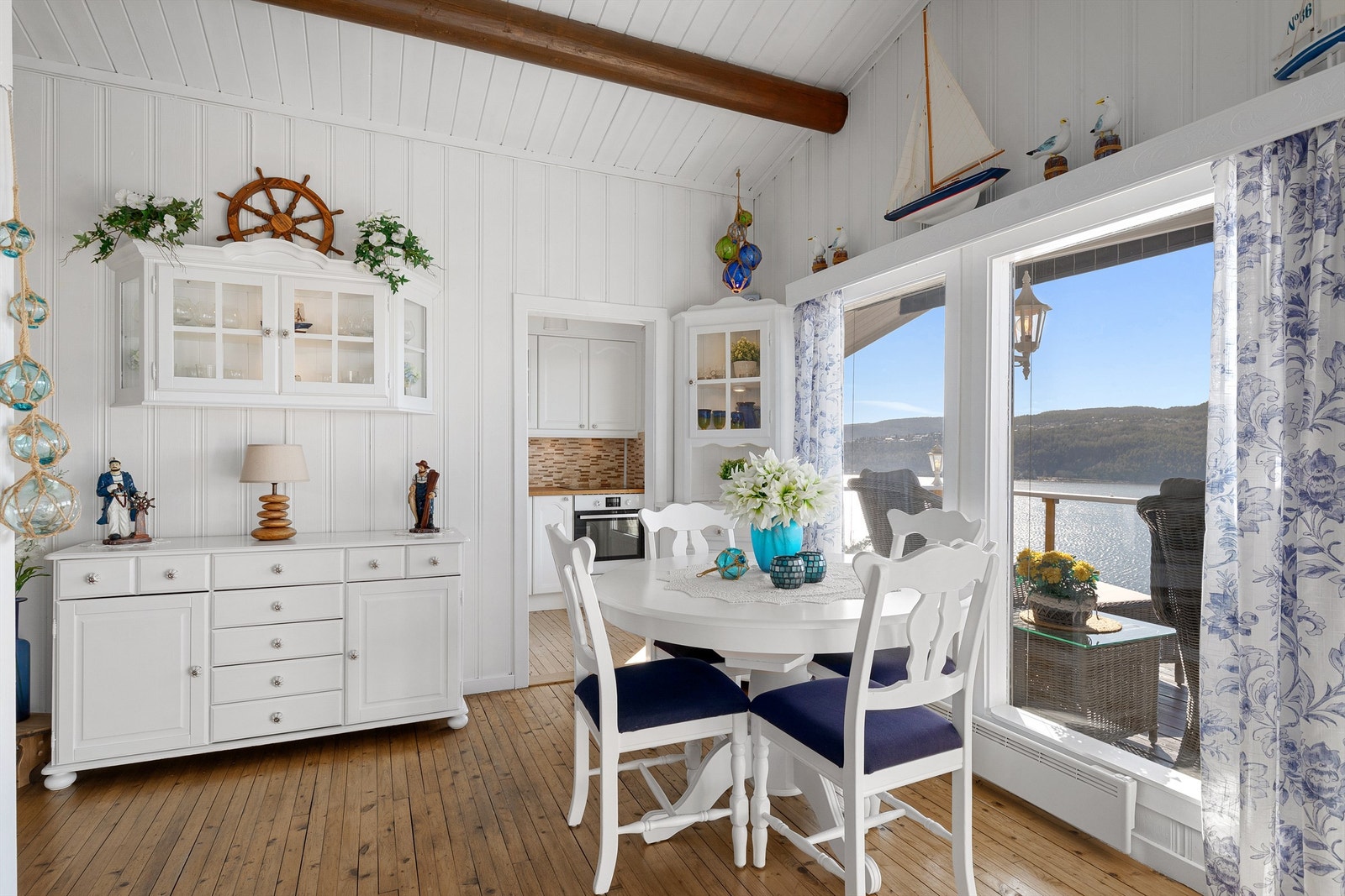 Ellers er det godt med plass til et praktisk spisebord inne Galleribilde