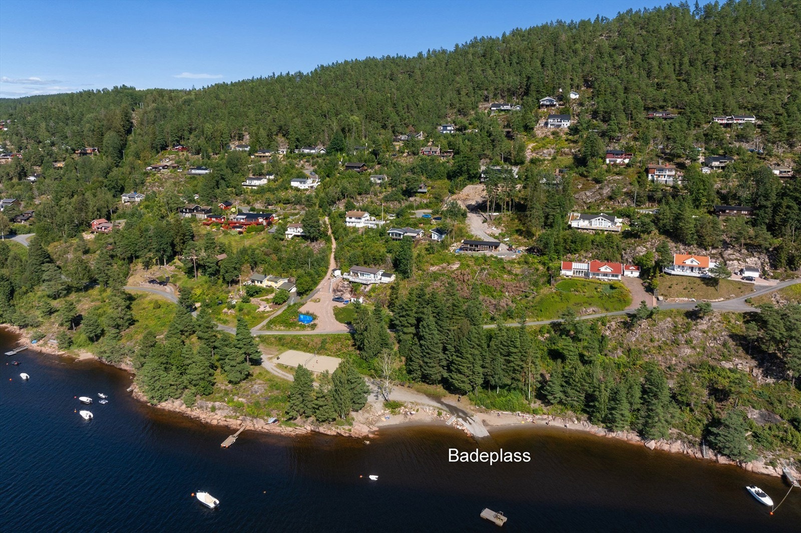 Felles badestrand med flytebrygge Galleribilde