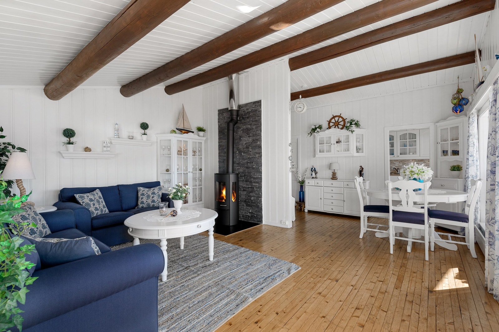 Stue og spisestue i en åpen og luftig løsning i tillegg til en god takhøyde Galleribilde