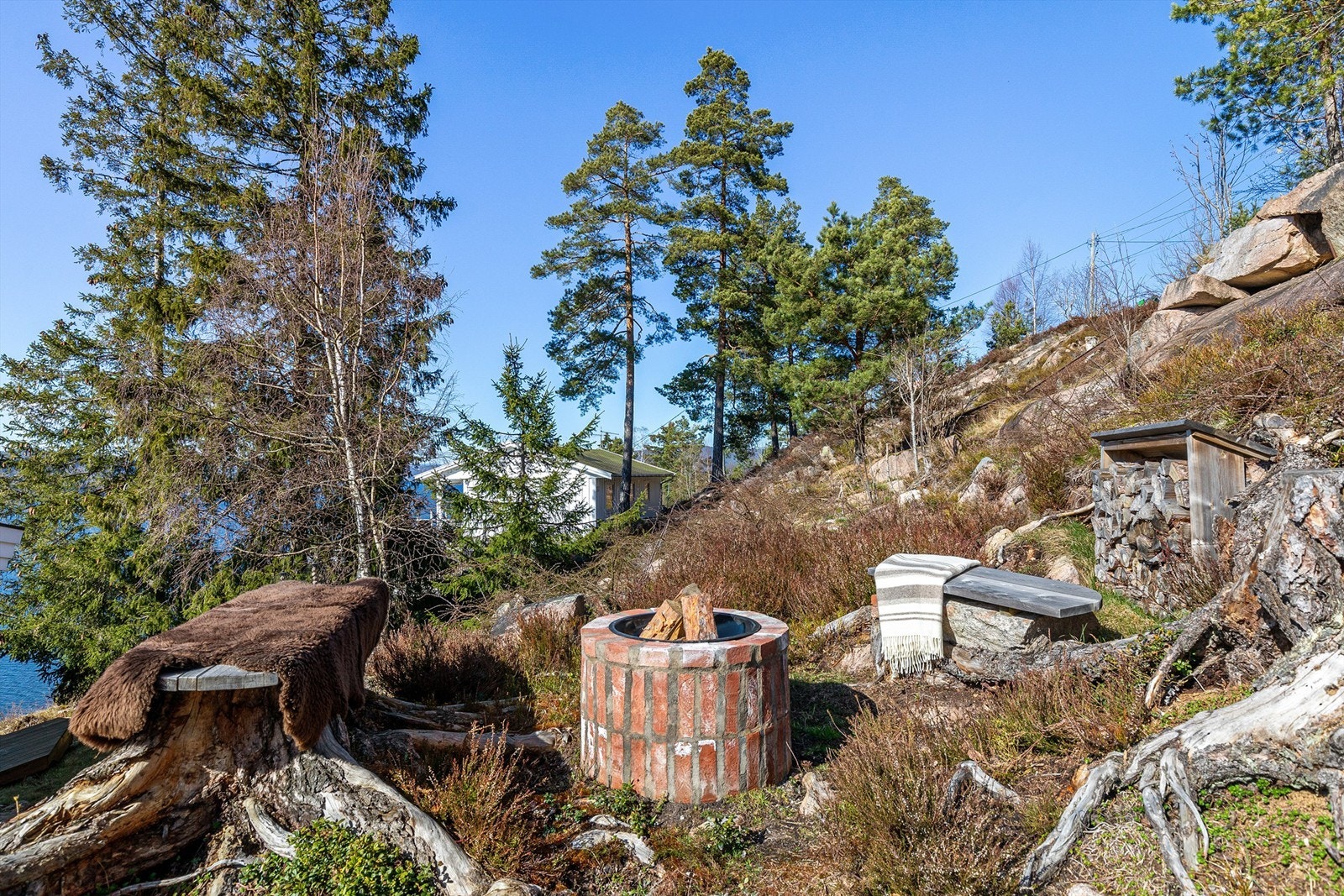 Koselig bålplass på baksiden av hytta Galleribilde
