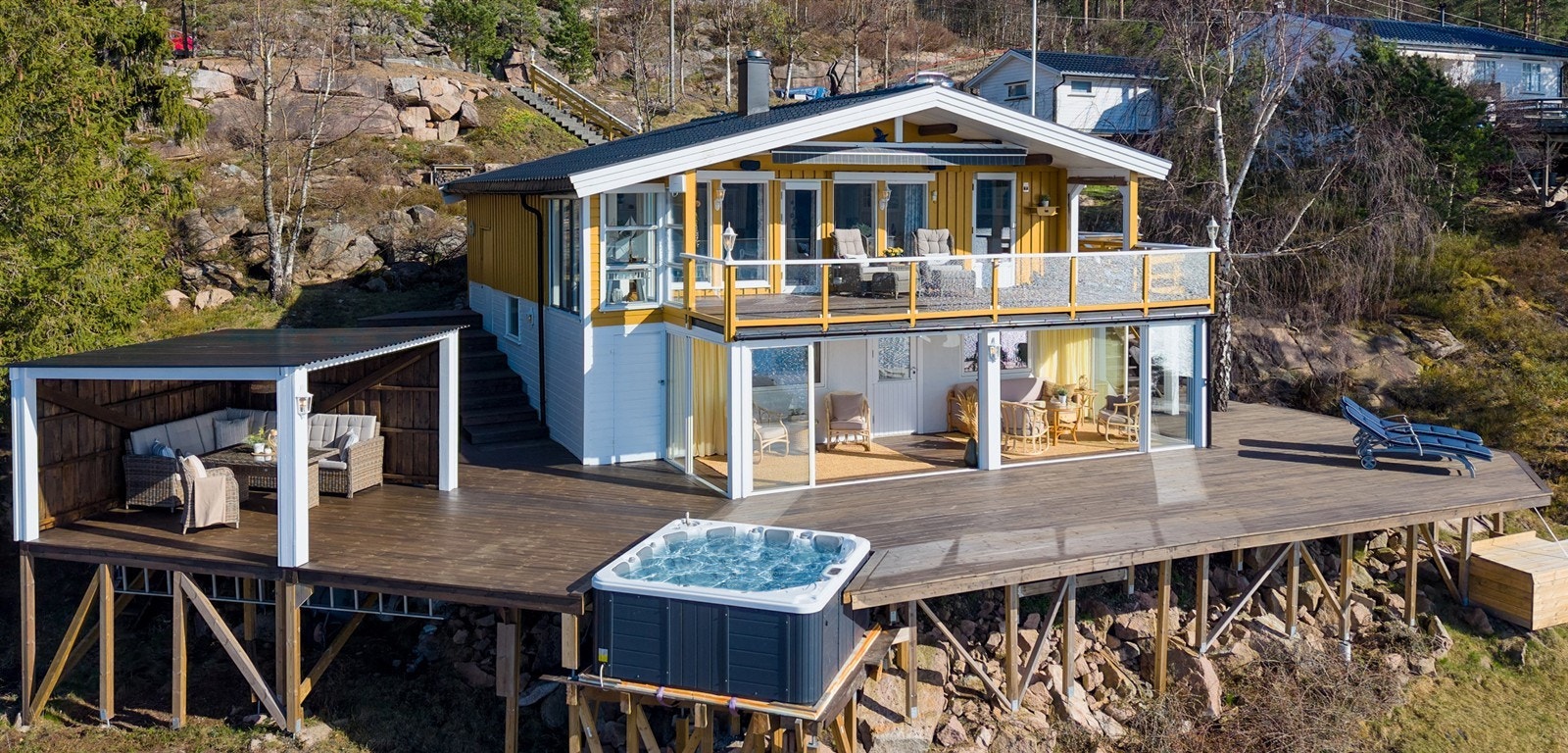 Meget innholdsrik og lekker hytte over 2 plan, med fantastiske uteområder Galleribilde