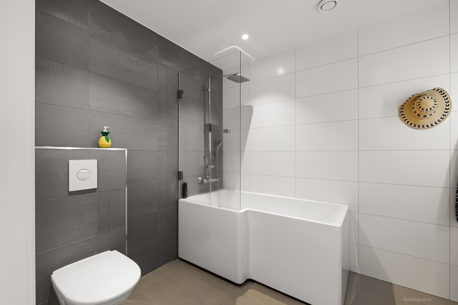 Hovedbadet er flislagt med varmekabler i gulv og downlights i tak Galleribilde