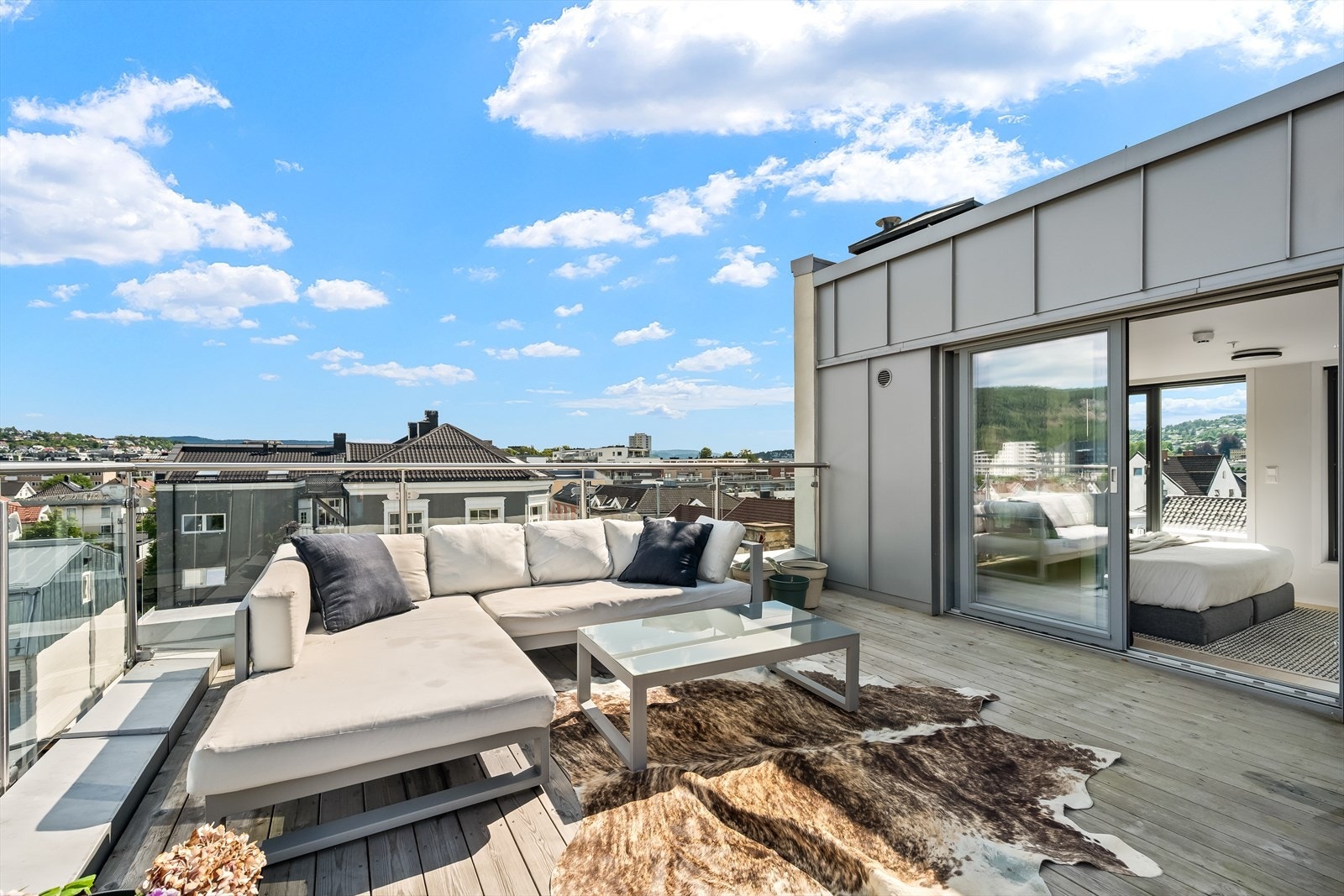 Sentral leilighet m/takterrasse! Boligen har en stor privat takterrasse med nydelig utsikt! Galleribilde