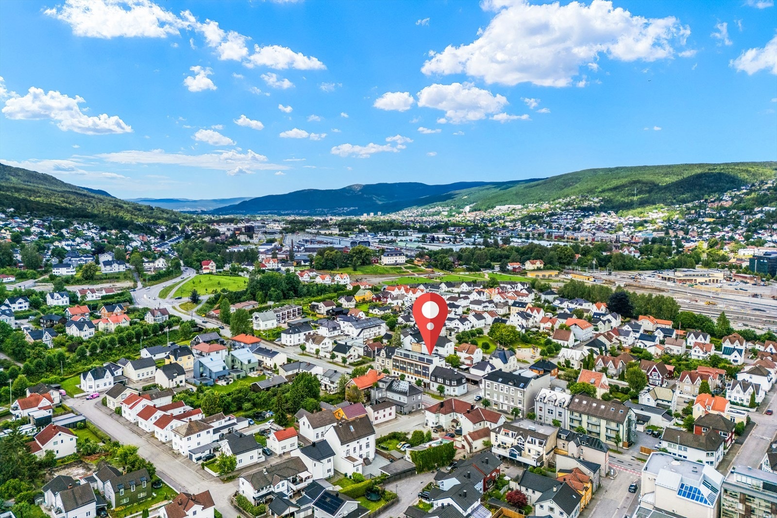 Sentral og attraktiv eierleilighet beliggende i Nybyen, med offentlig kommunikasjon og alt av butikker/servicetilbud man forventer seg av et urbant nærmiljø. Galleribilde