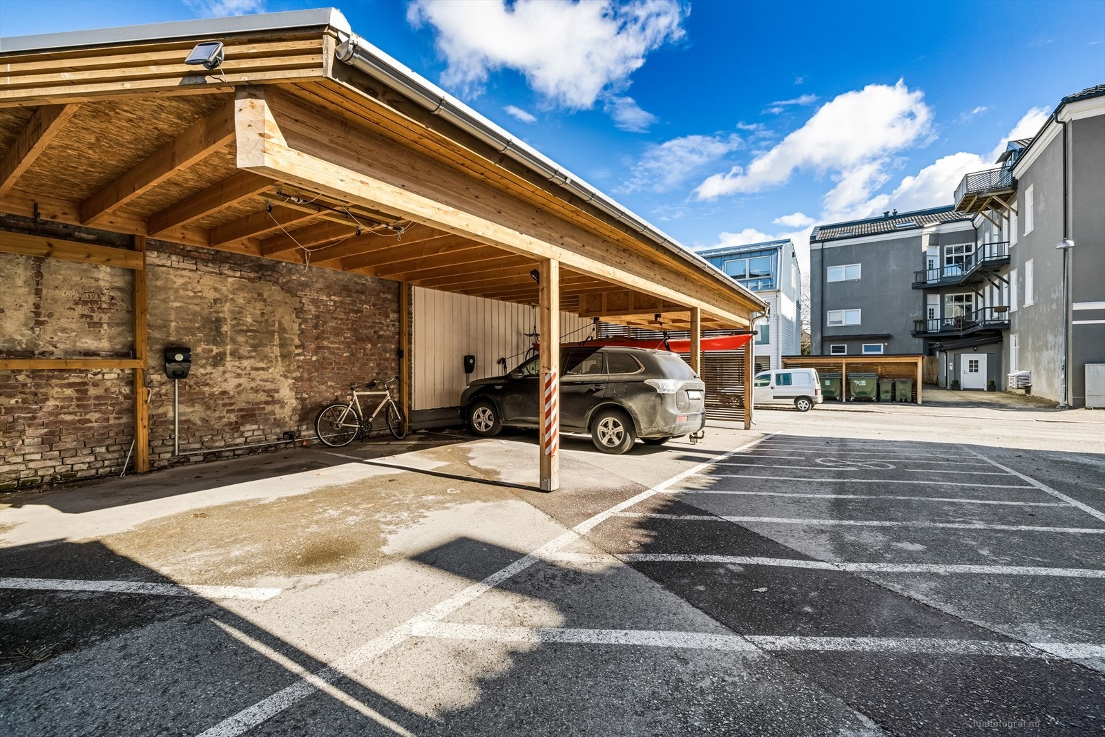 Leiligheten har parkering i carport Galleribilde
